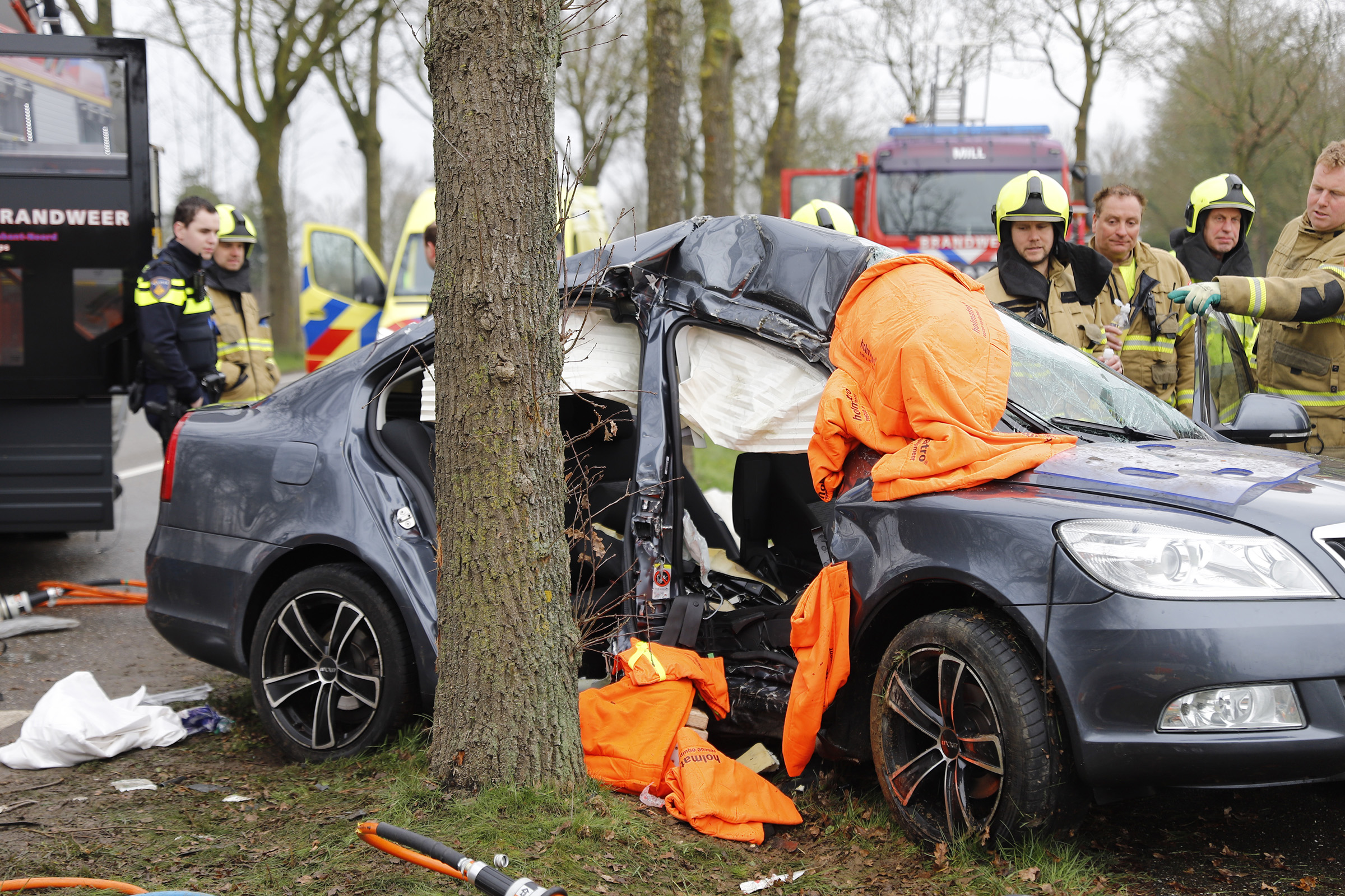 UPDATE: Vader (44) met drie kinderen botst frontaal tegen boom: 16-jarige zwaargewond