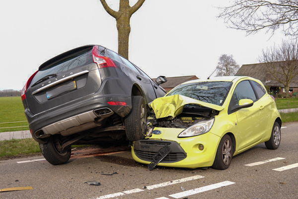 Automobilist belandt bovenop tegenligger, twee gewonden