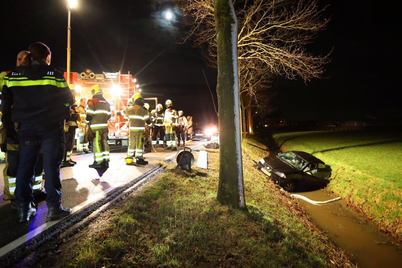 Man raakt gewond nadat hij met auto te water raakt