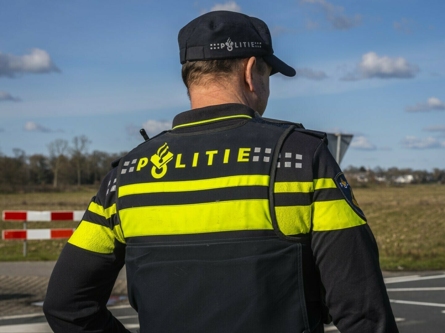 Bestuurder onder invloed rijdt met kind op achterbank door stad