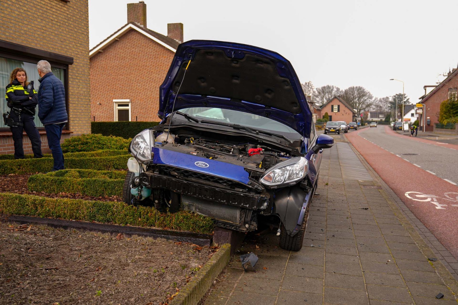 Auto belandt in voortuin bij ongeluk