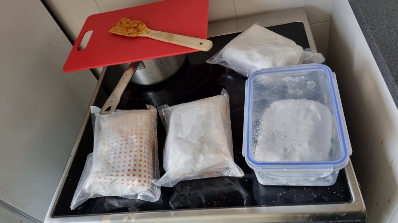 Blokken amfetaminepasta gevonden in woning na melding drugshandel