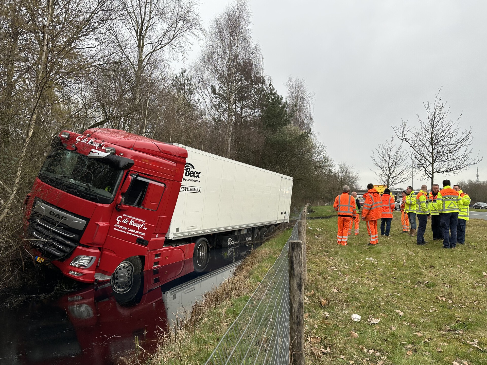 Vrachtwagen raakt van de snelweg en komt tot stilstand in sloot