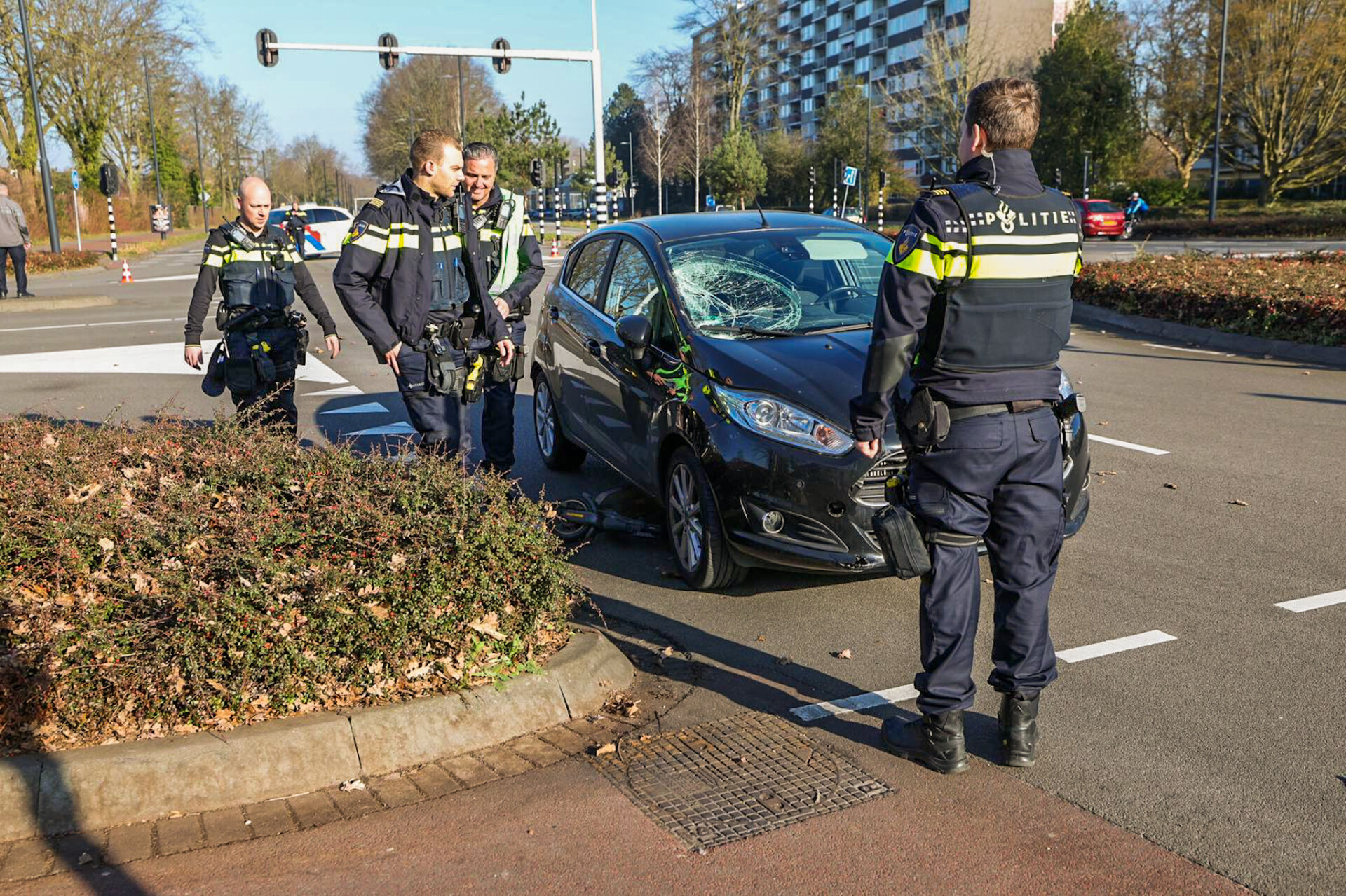 14-jarige jongen op elektrische step zwaargewond bij aanrijding met auto in Eindhoven