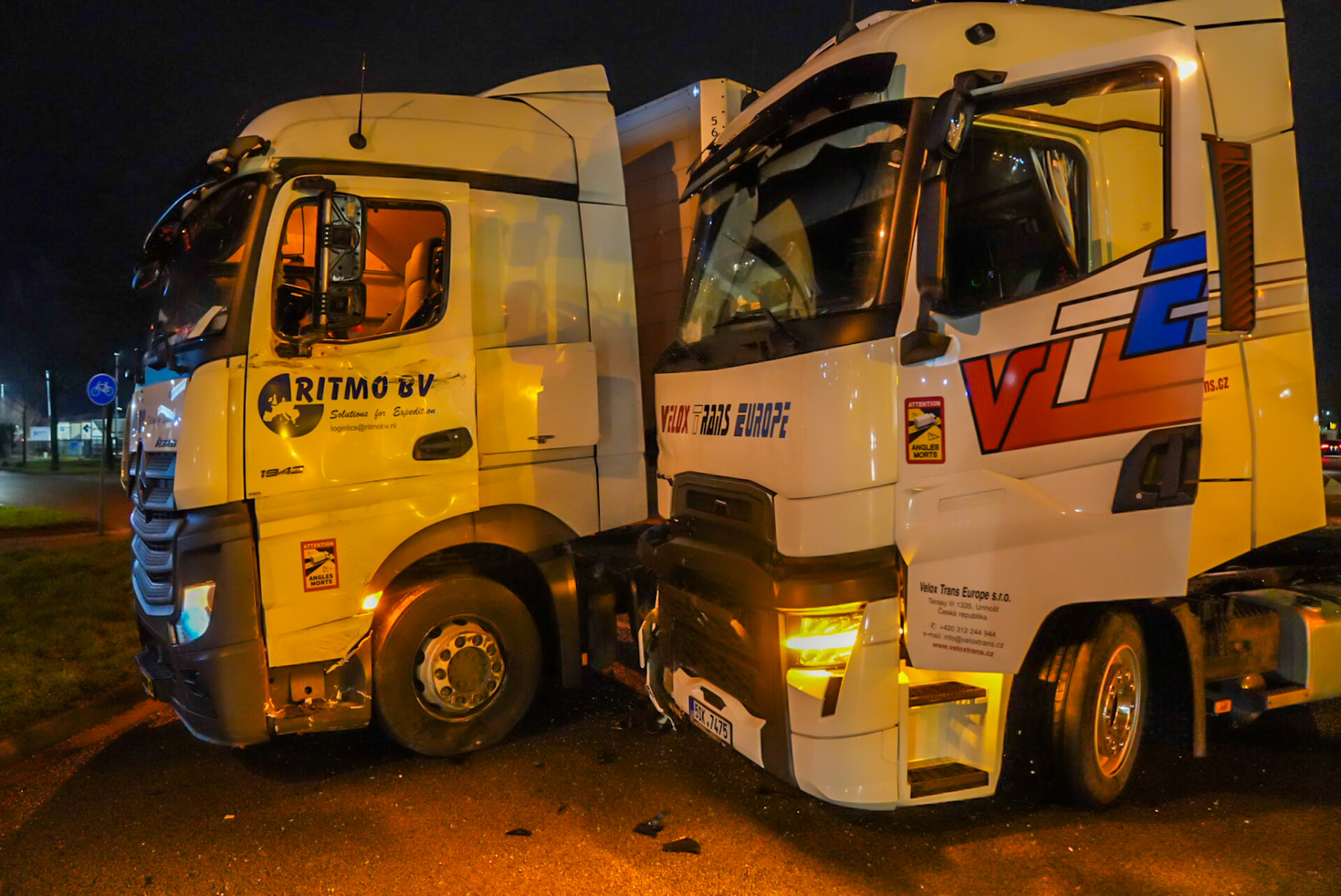 Vrachtwagens botsen op industrieterrein