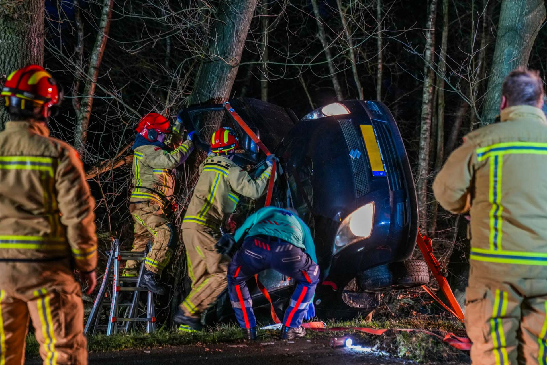 Vrouw raakt van de weg, brandweer bevrijdt haar