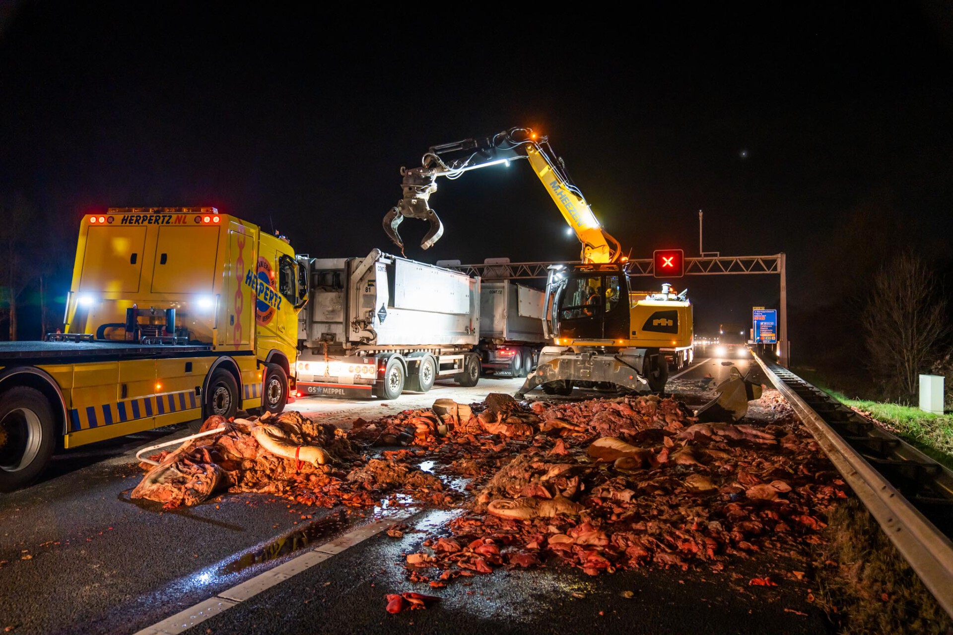 A67 weer open nadat weg bezaaid lag met slachtafval