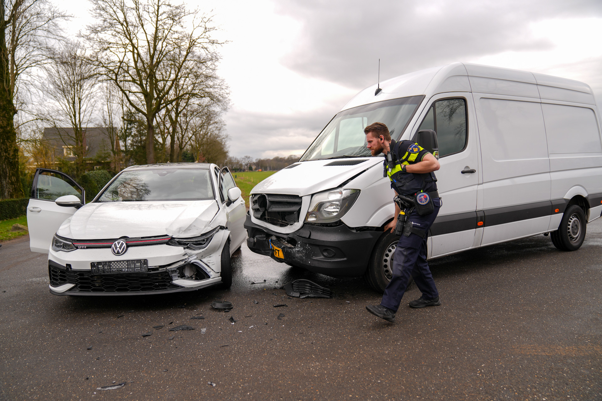 Auto van rechts krijgt geen voorrang, botsing als gevolg