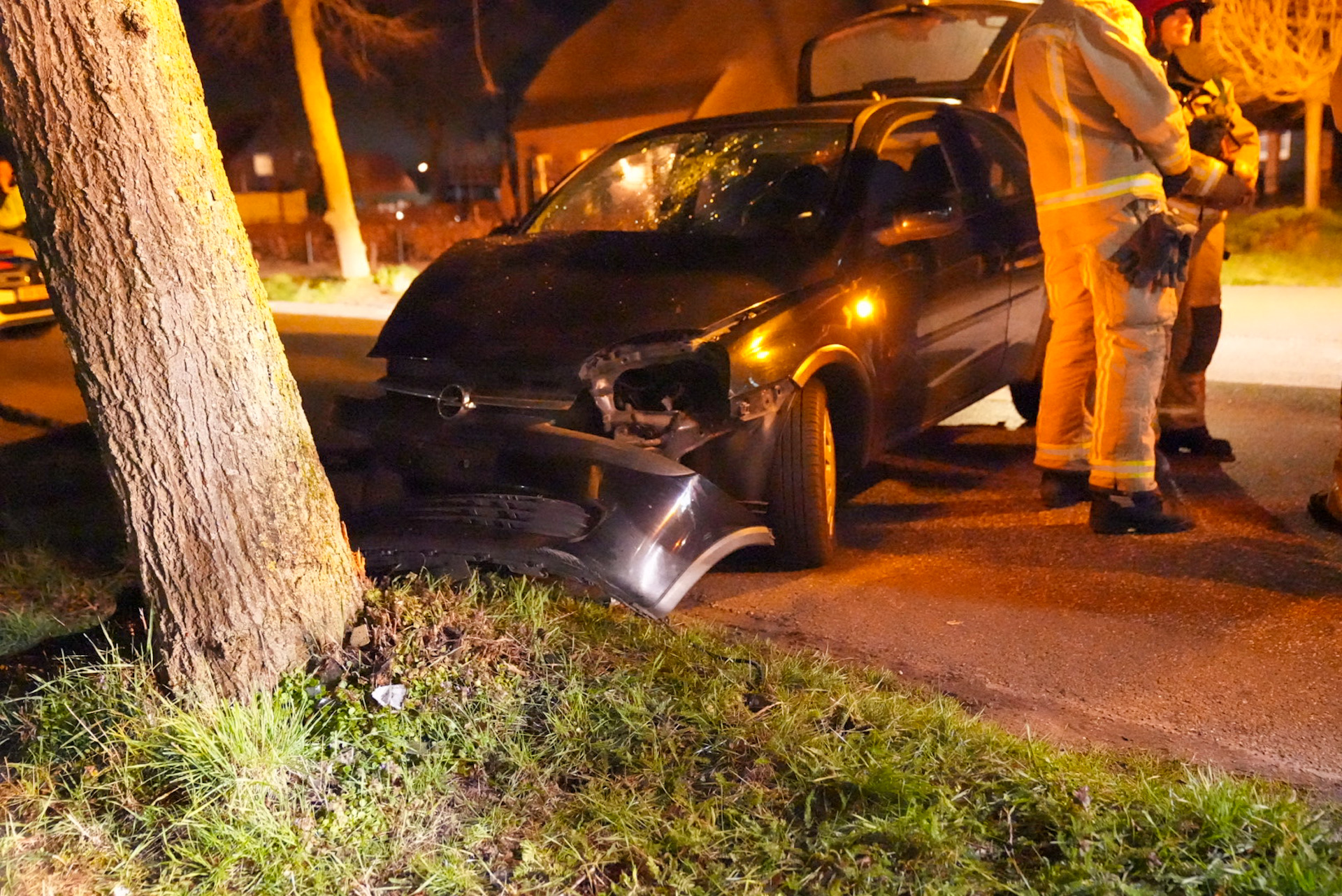Auto botst tegen boom: vermoeden van alcohol in het spel