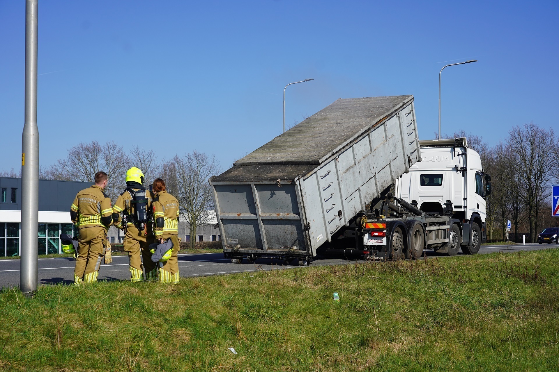 Container op vrachtwagen vliegt in brand op snelweg