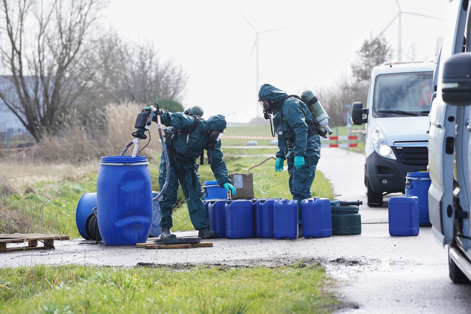 Drugsafval gedumpt langs weg