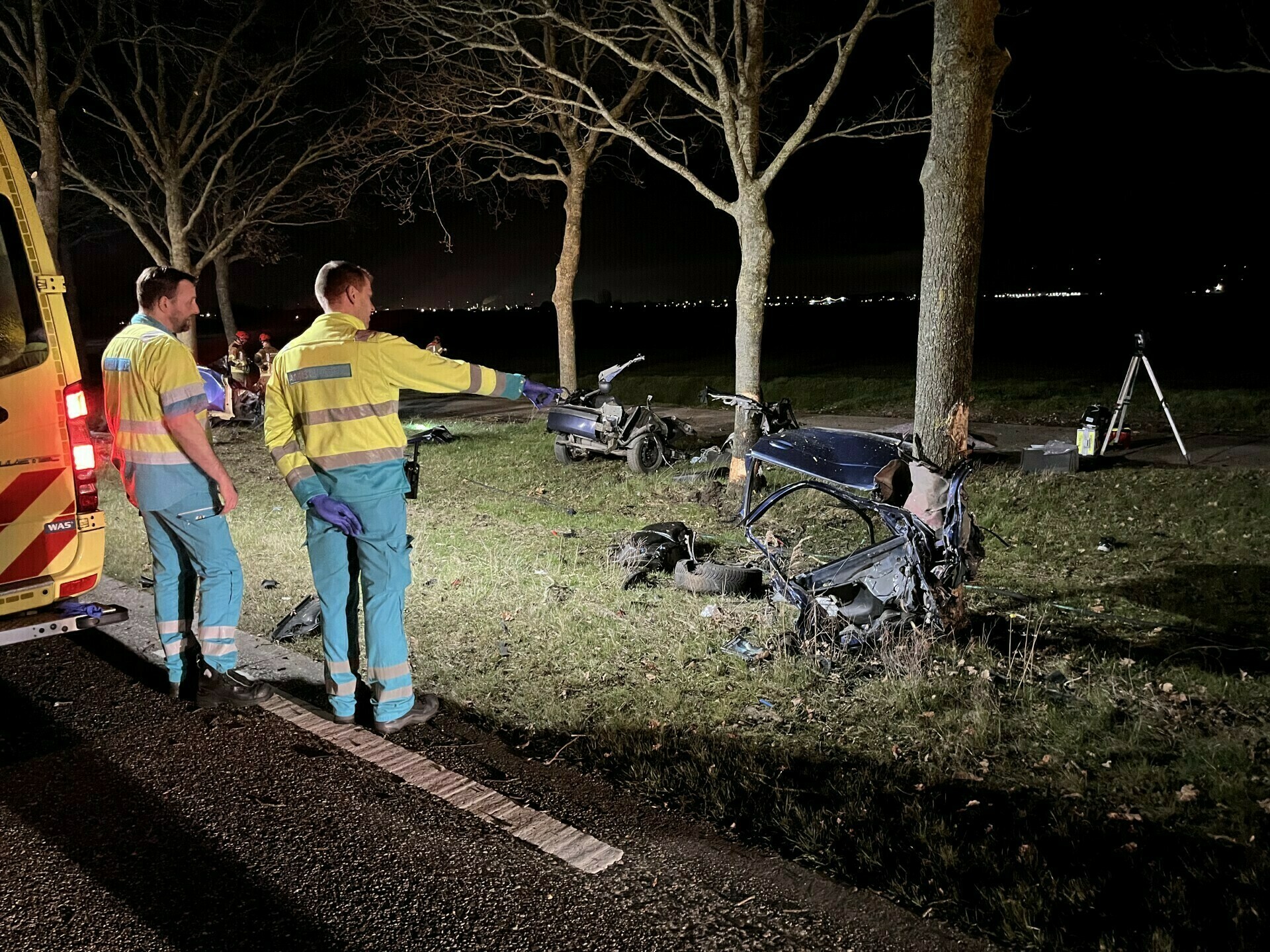 Auto Breekt In Stukken Na Crash Tegen Boom, Bestuurder (41) Overleden