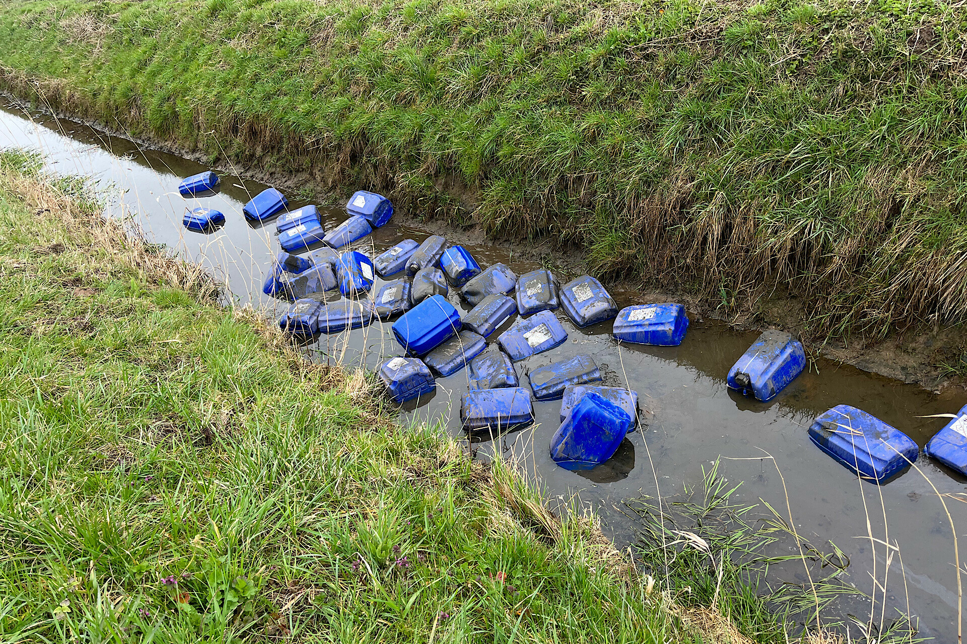 Meerdere vaten met drugs gedumpt in sloot