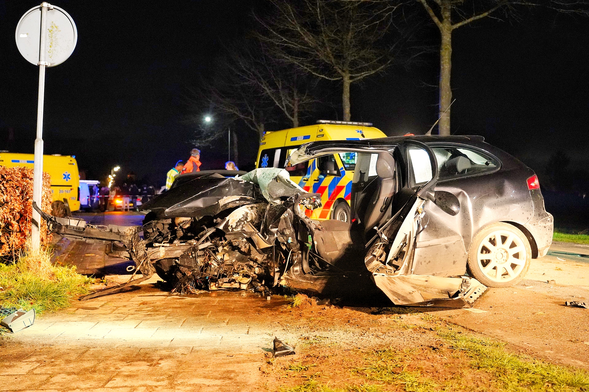Automobilist crasht tegen boom en raakt ernstig gewond