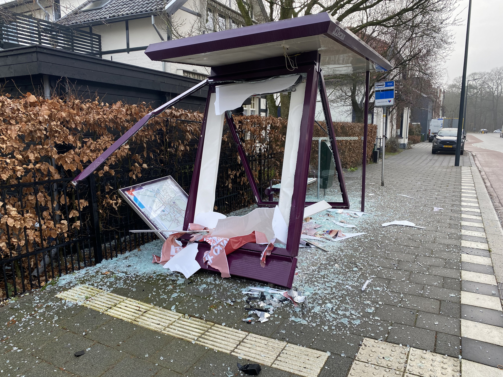 Bushokje staat op instorten
