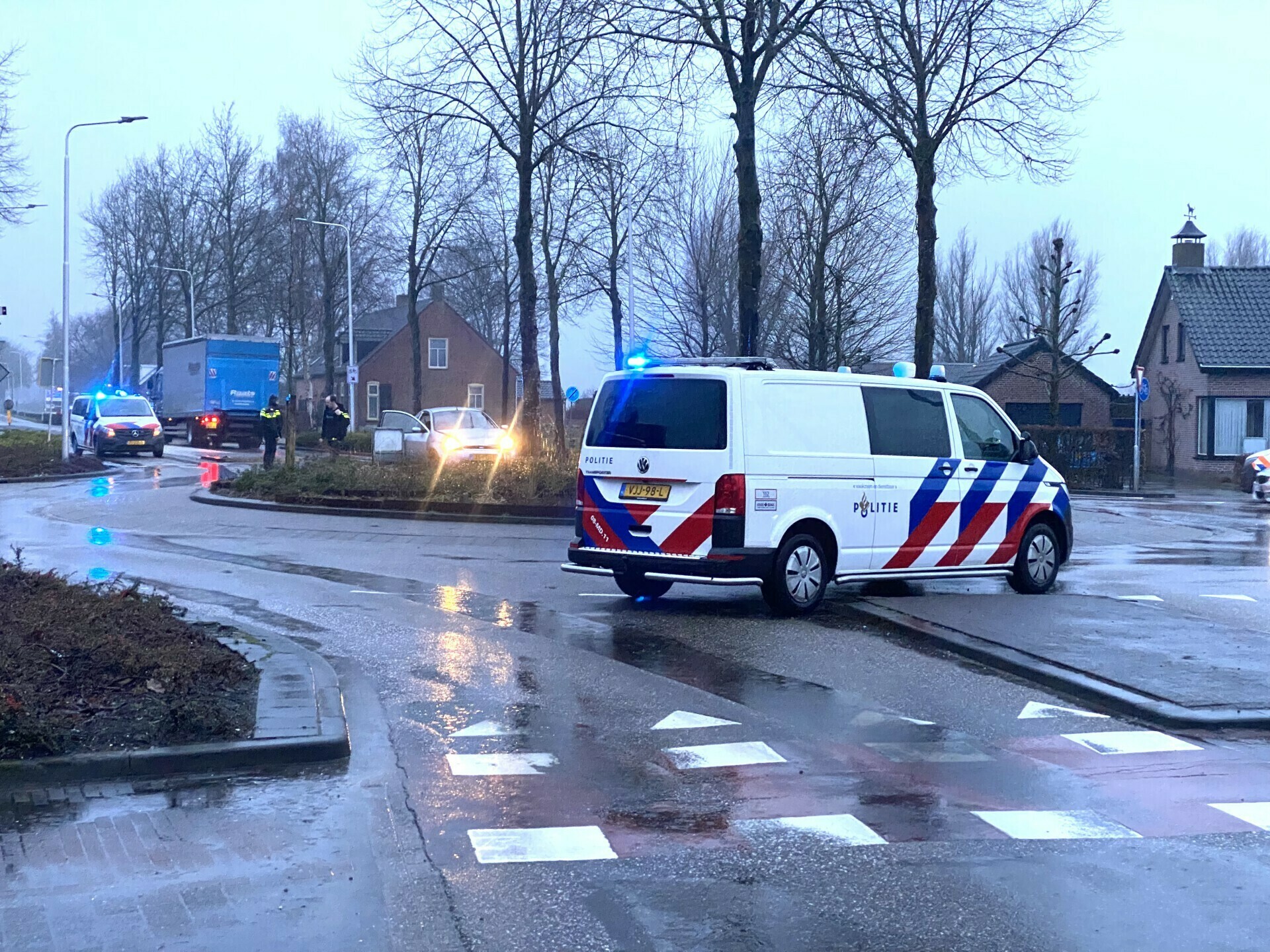 Klopjacht op vuurwapengevaarlijke verdachten, politie roept inwoners op binnen te blijven