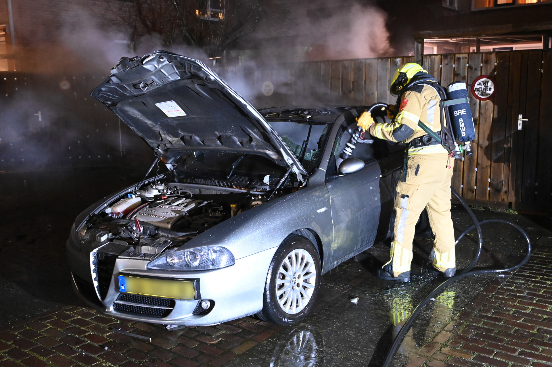 Autobrand: buurtbewoners zien twee jongens wegrennen