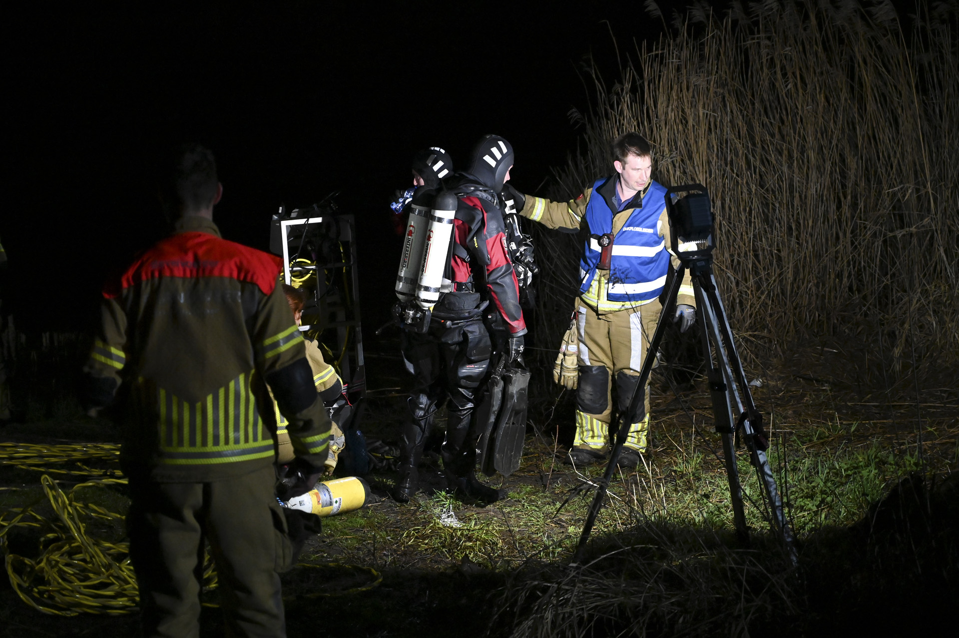 Bestelbus raakt te water bij ongeval