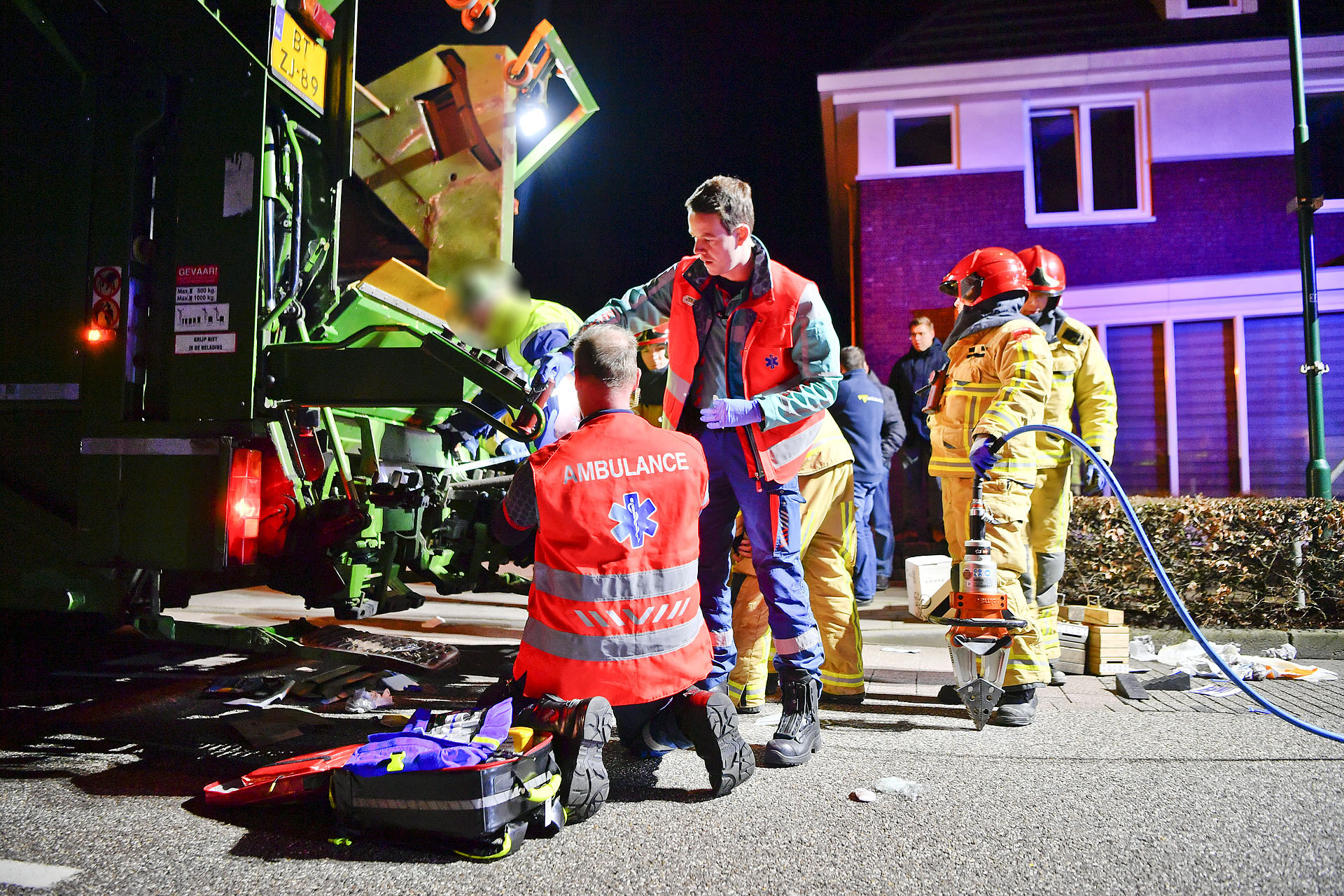Man komt met hand bekneld te zitten in vuilniswagen