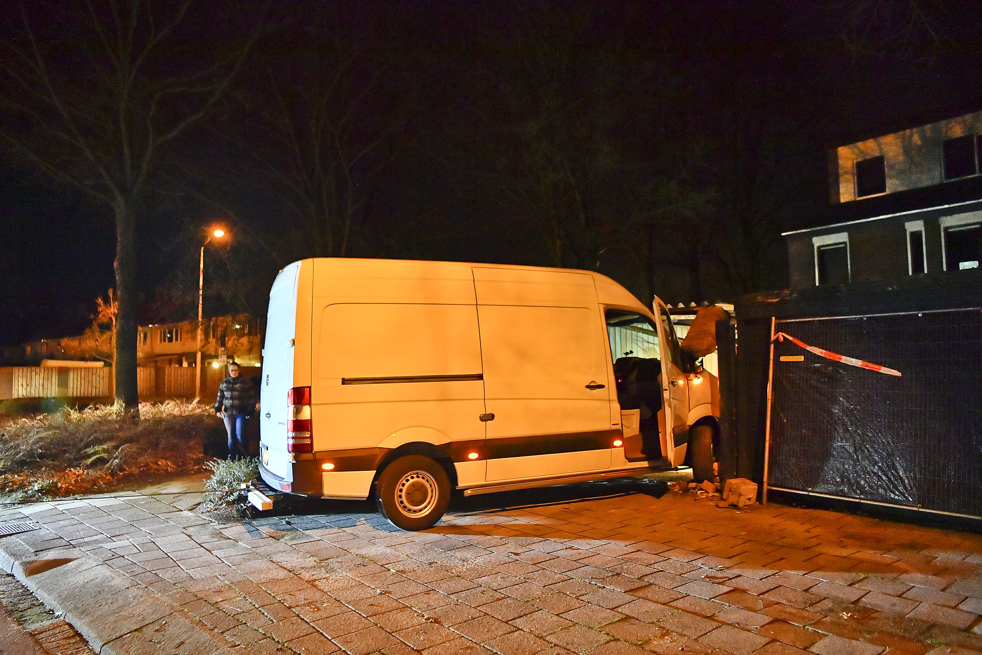 Verwarde man rijdt willekeurige carport in, schade enorm