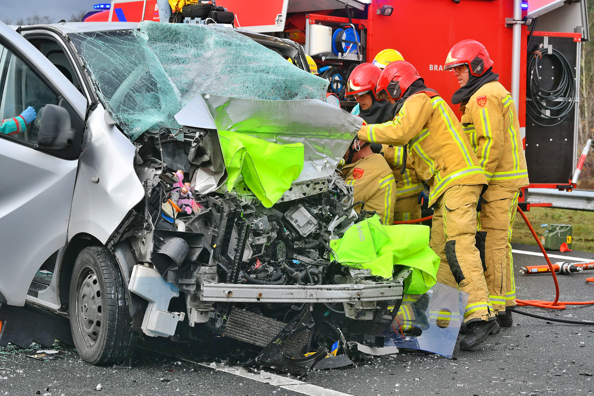 Man zwaargewond na aanrijding met vrachtwagen