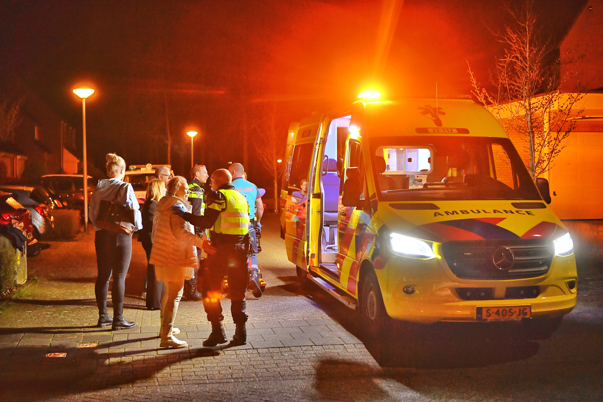 Man raakt gewond na val van step