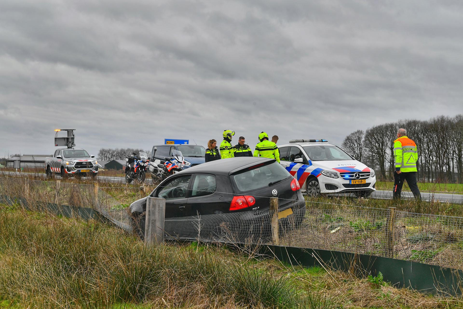 Man onder invloed raakt van de weg
