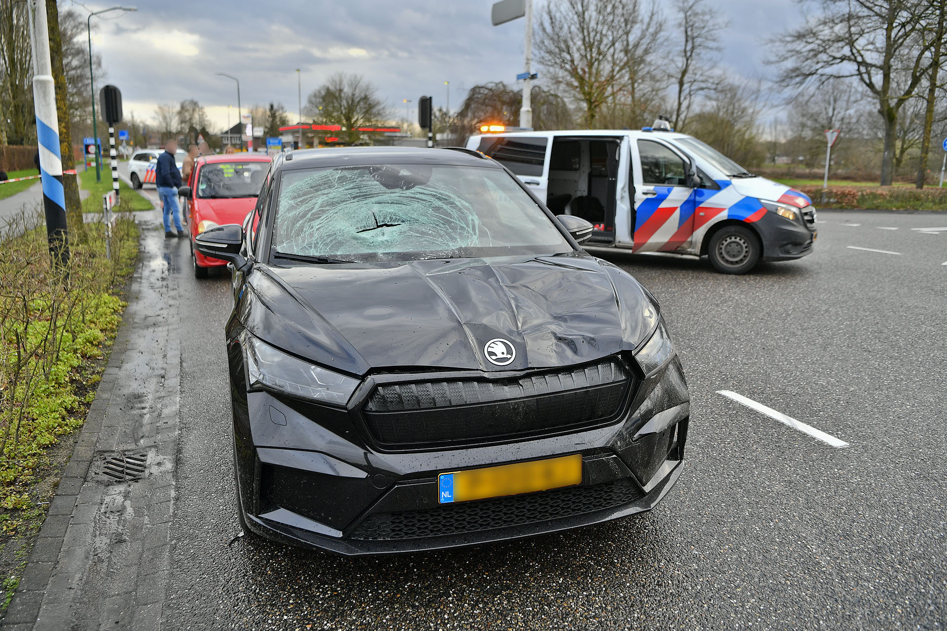 Fietser aangereden bij verkeerslicht, traumahelikopter geland