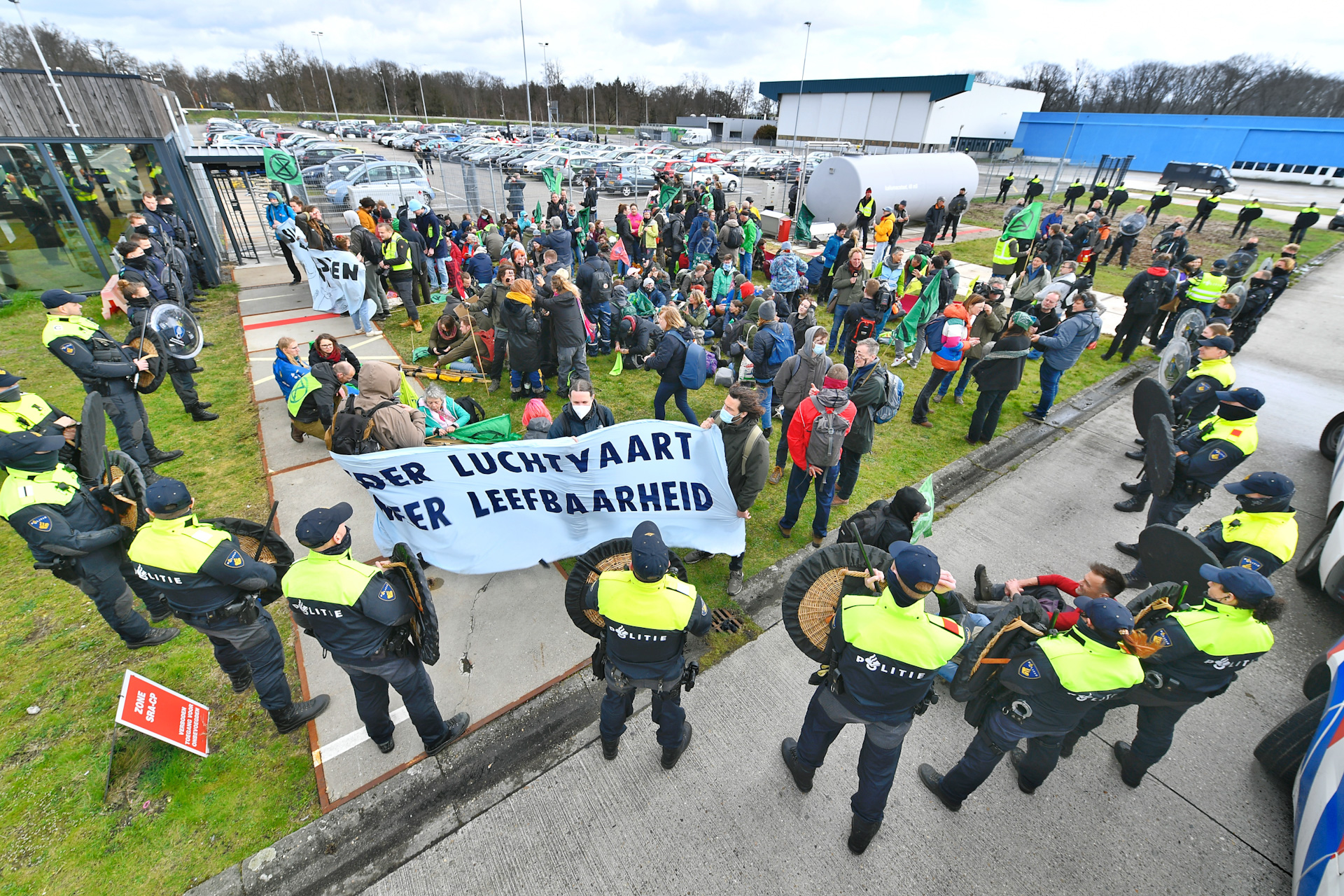 Ruim honderd klimaatactivisten aangehouden op Eindhoven Airport