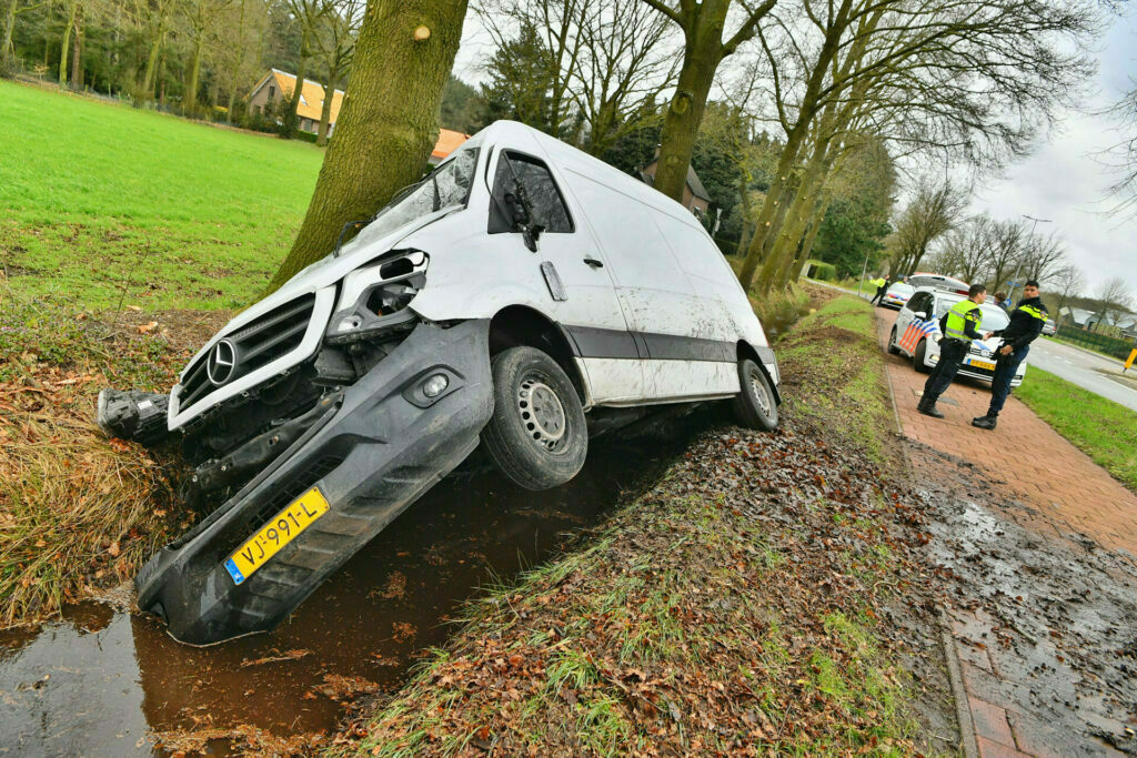 Bestelbus In De Sloot Na Ongeval Met Automobilist - 112Brabant