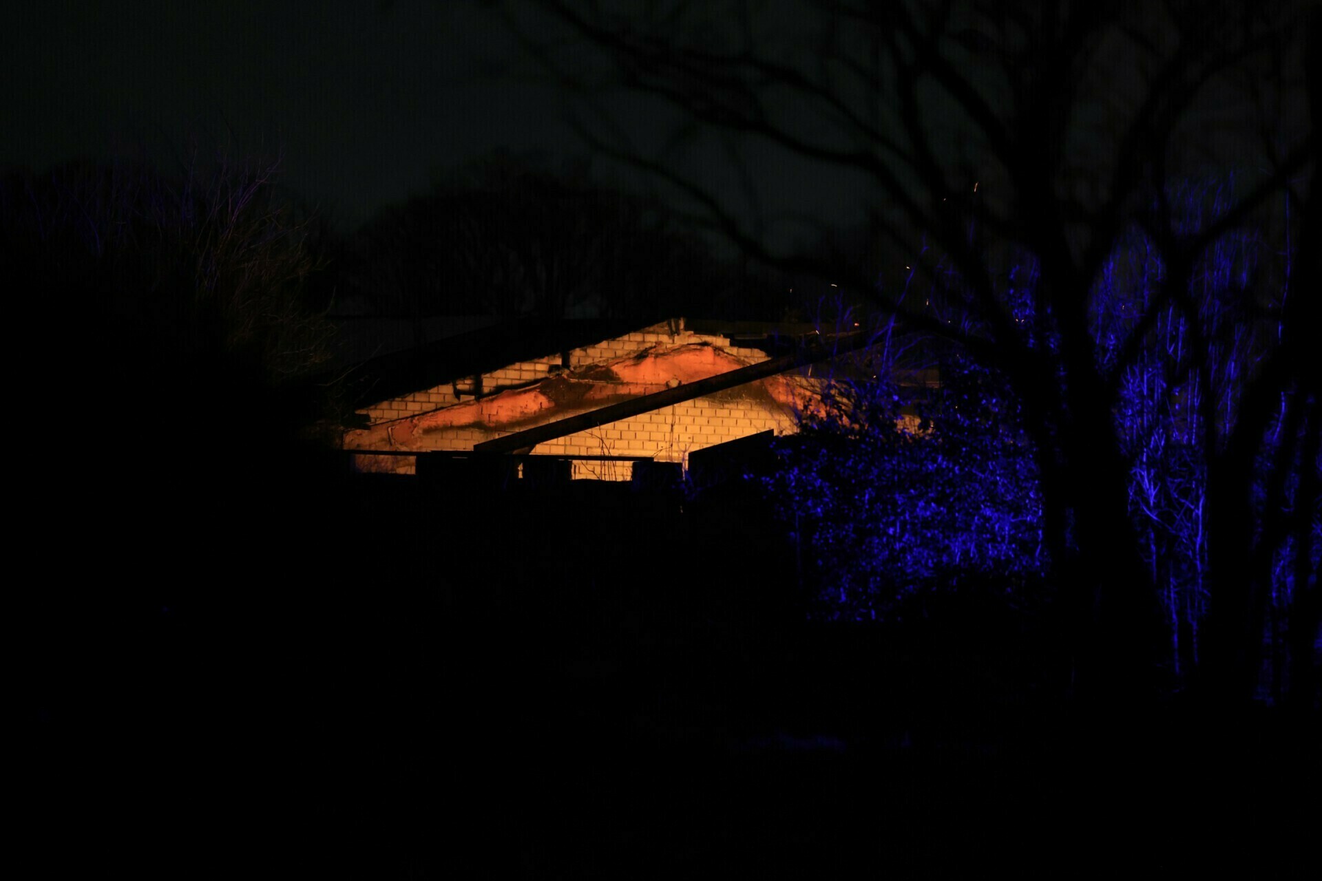 Kleine brand in half afgebroken oude schuur