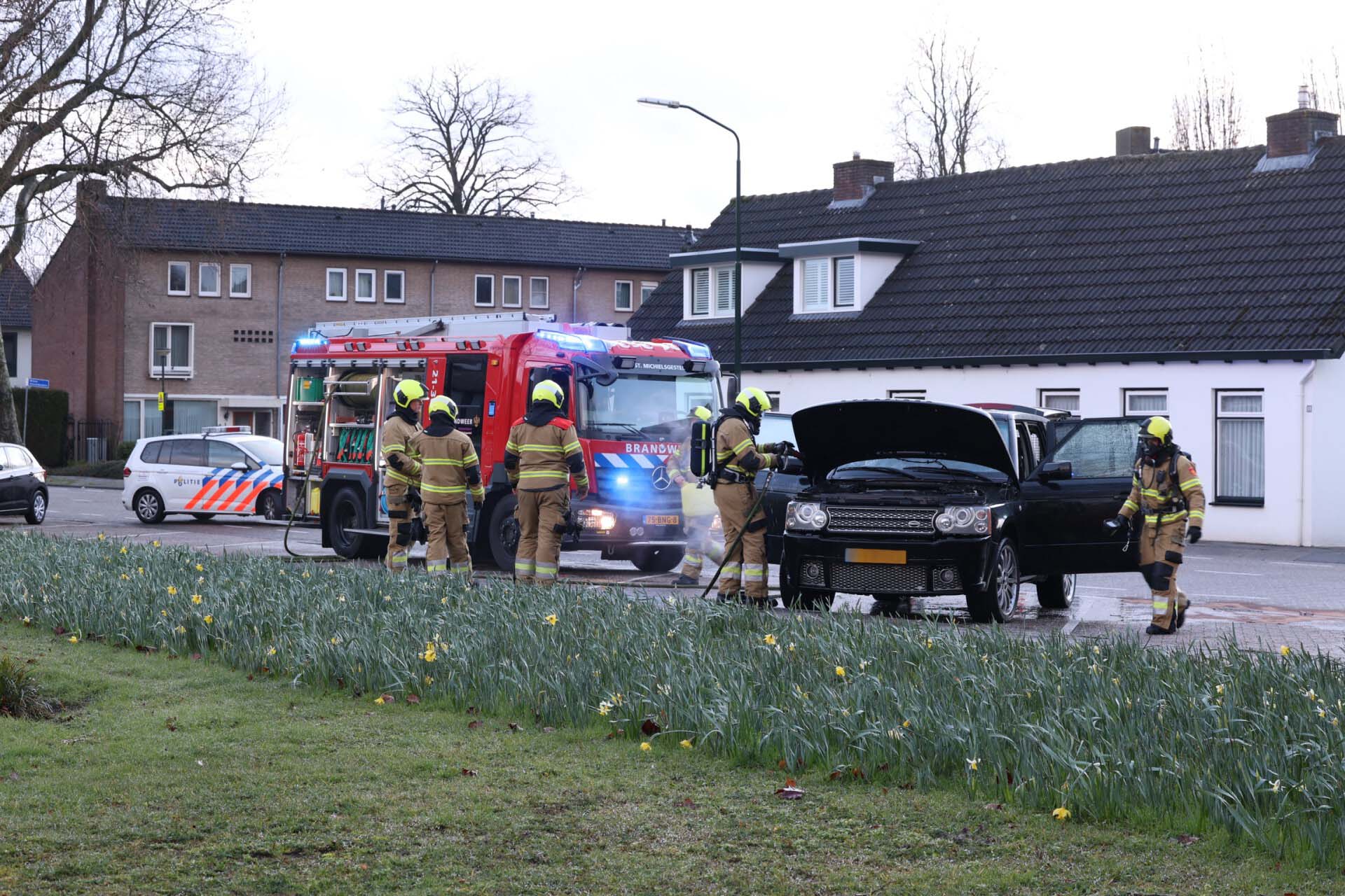Dashboard van auto vliegt in brand