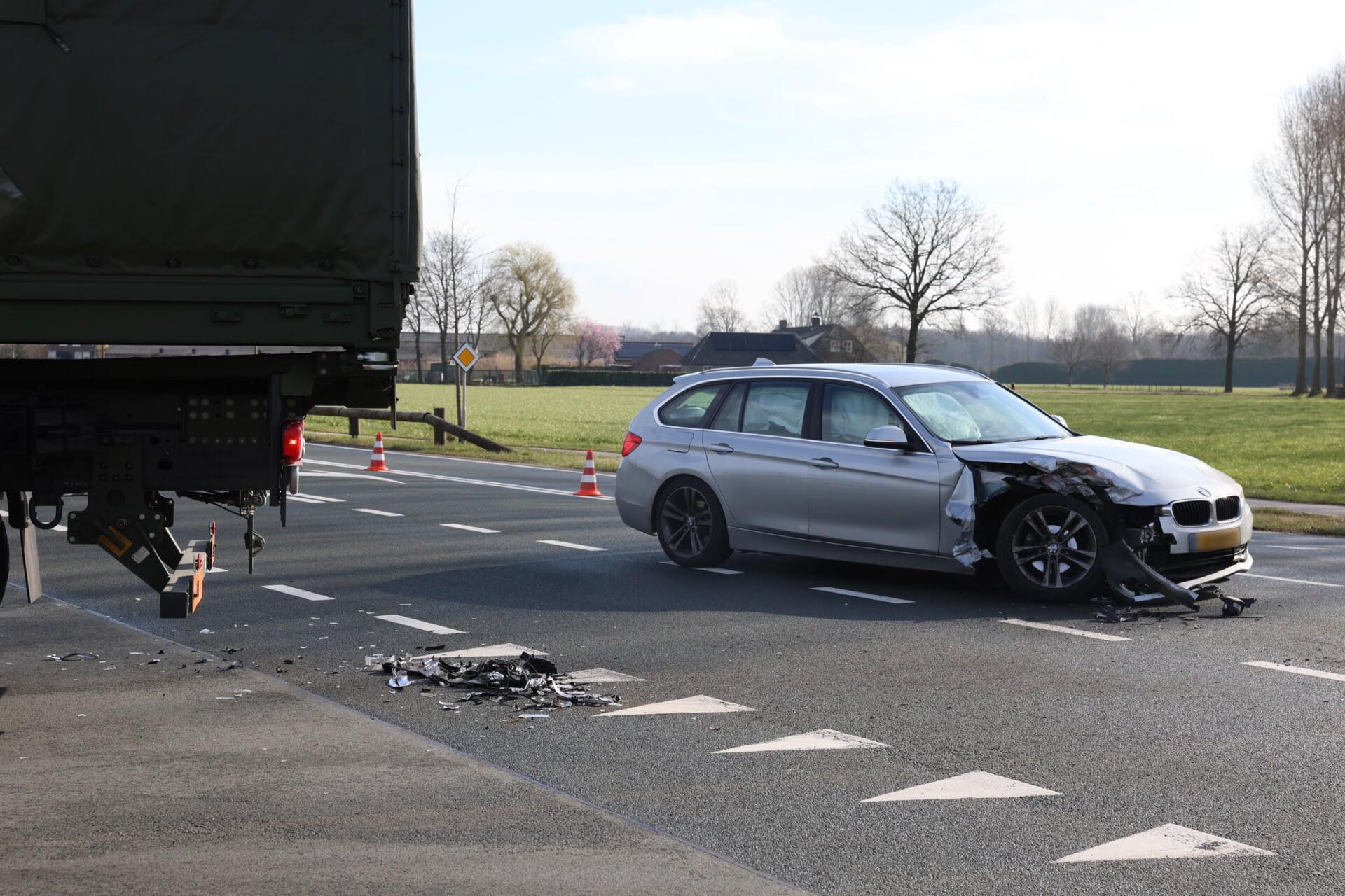 Automobilist botst achterop vrachtwagen van defensie