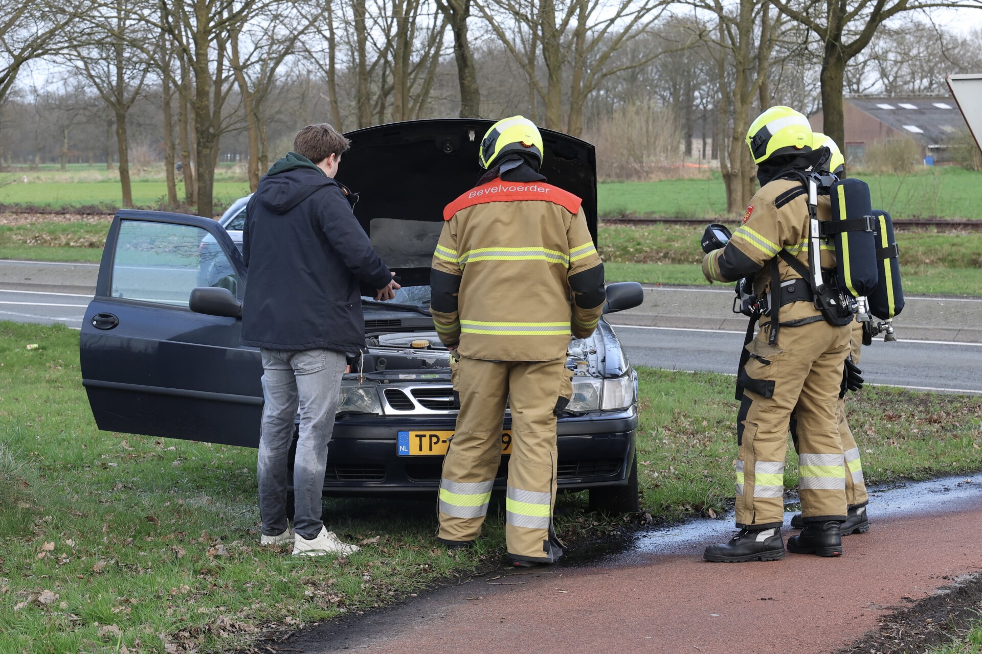 Bestuurder blust autobrand zelf met slootwater