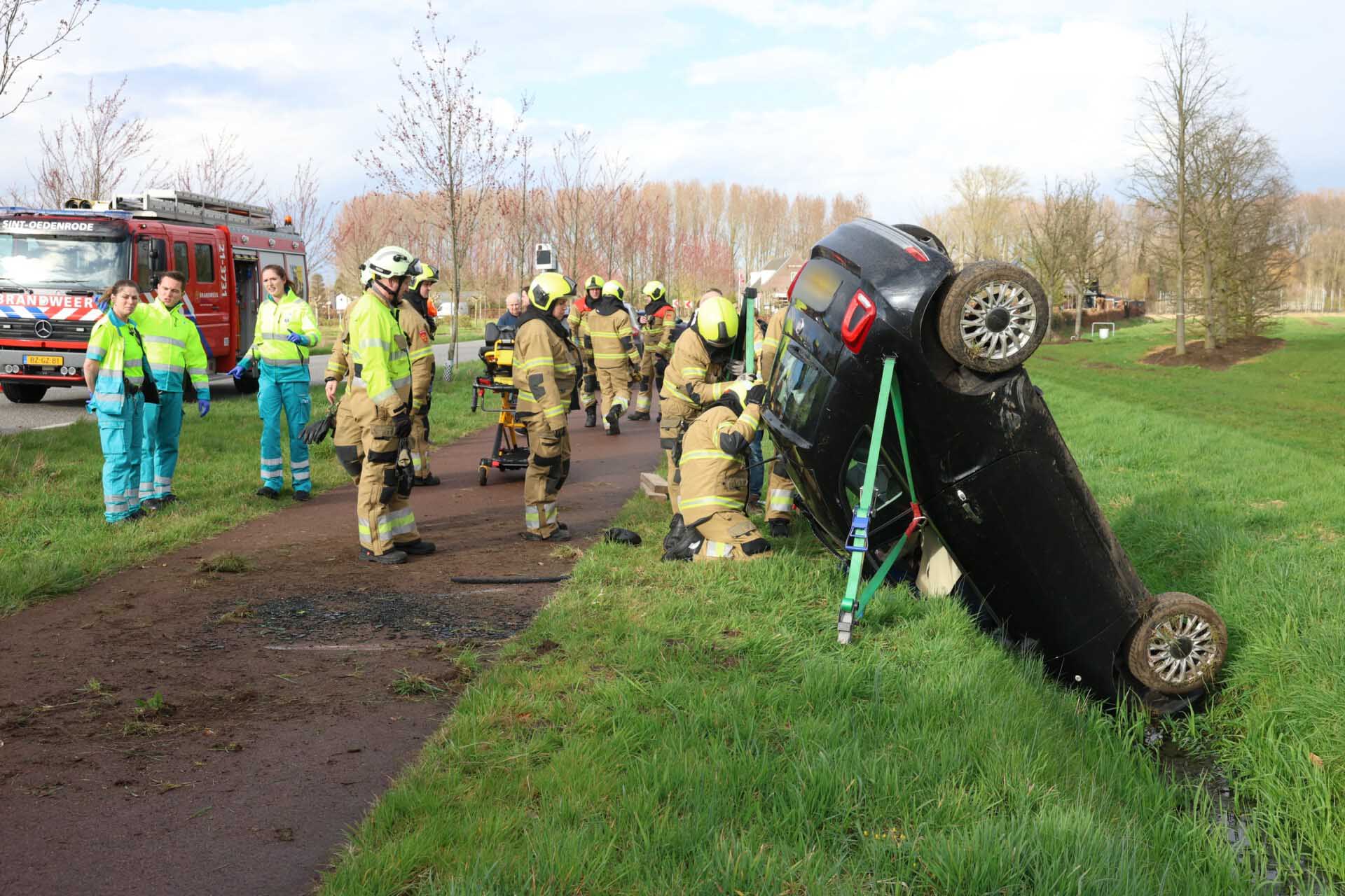 Auto belandt in sloot, bestuurster bevrijd door brandweer