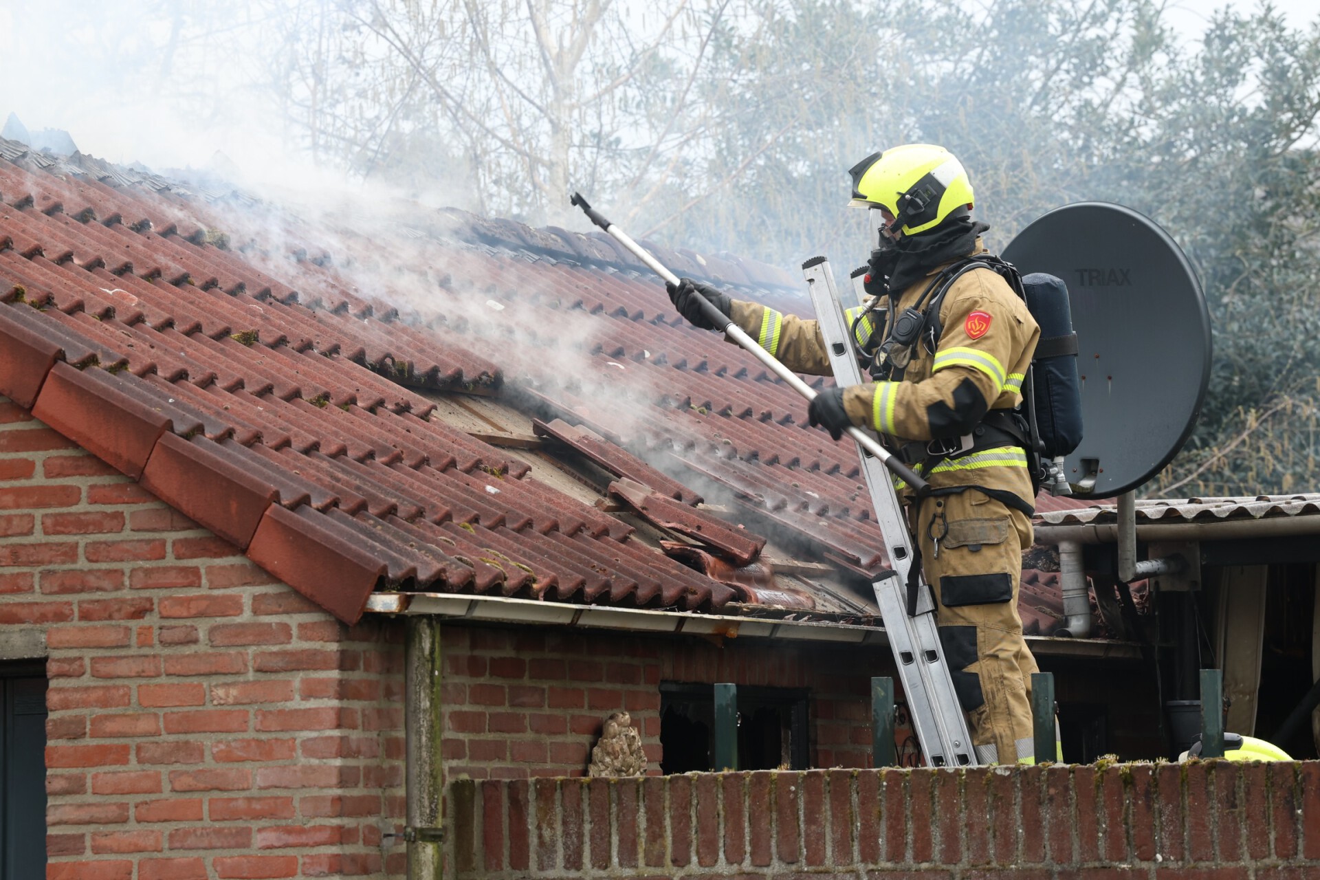 Veel rookontwikkeling bij brand in garage