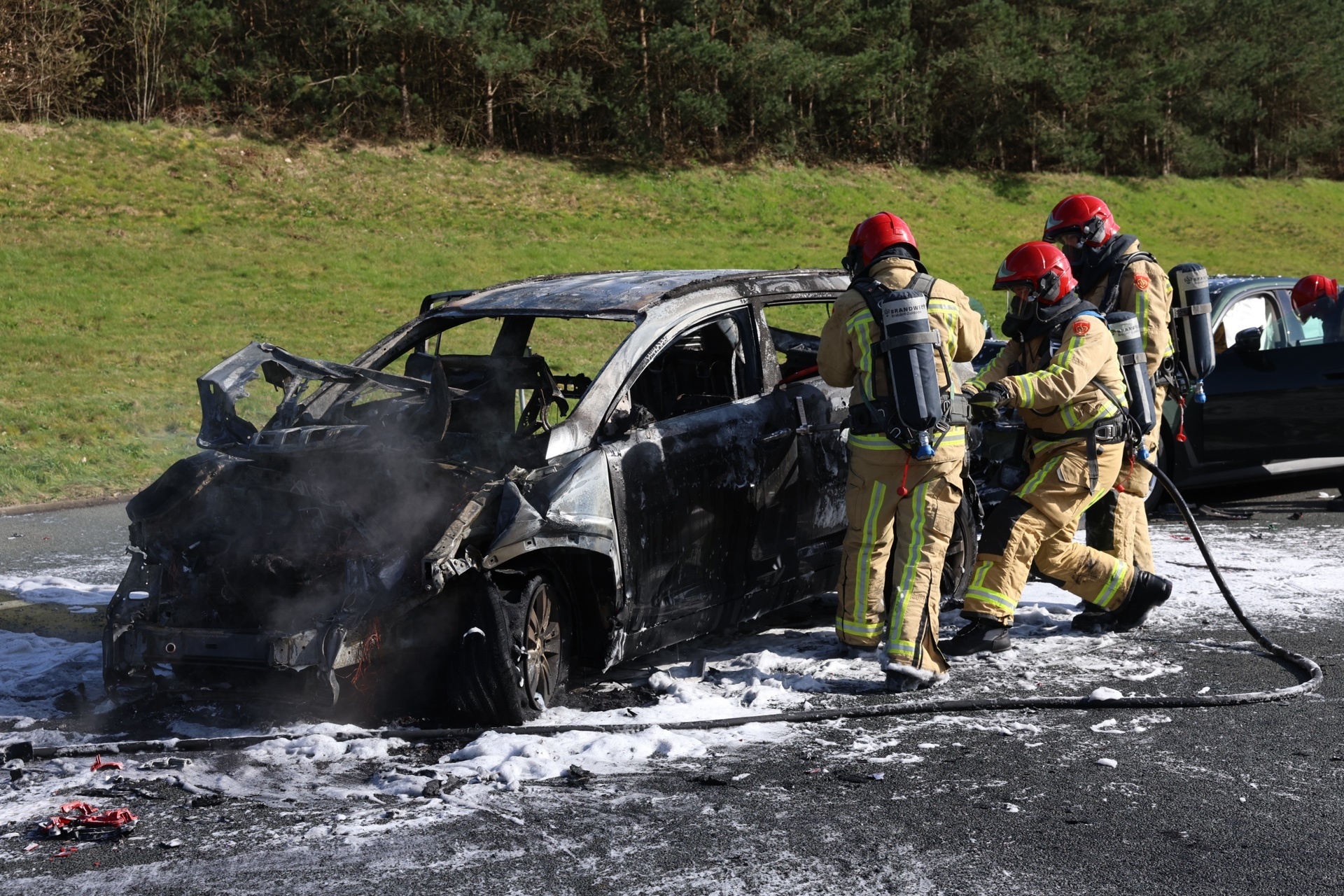 Auto vliegt in brand na ongeval met meerdere auto’s