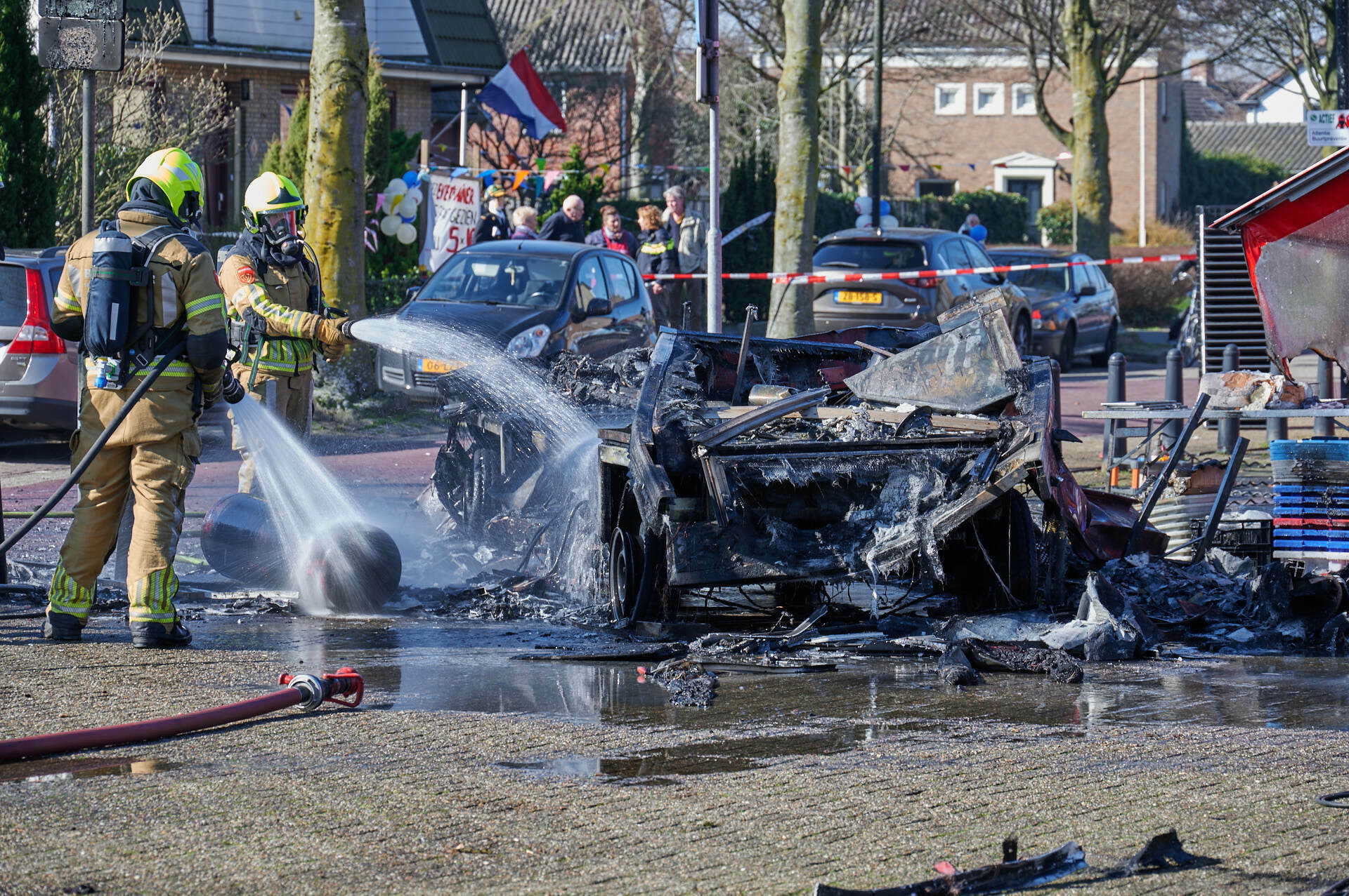 Viskraam ontploft op weekmarkt: grote ravage op de markt
