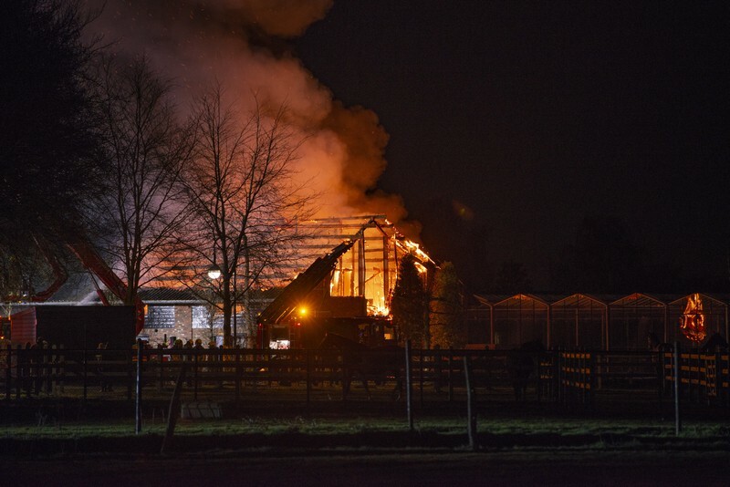 Meerdere appartementen verwoest door brand, één persoon naar ziekenhuis