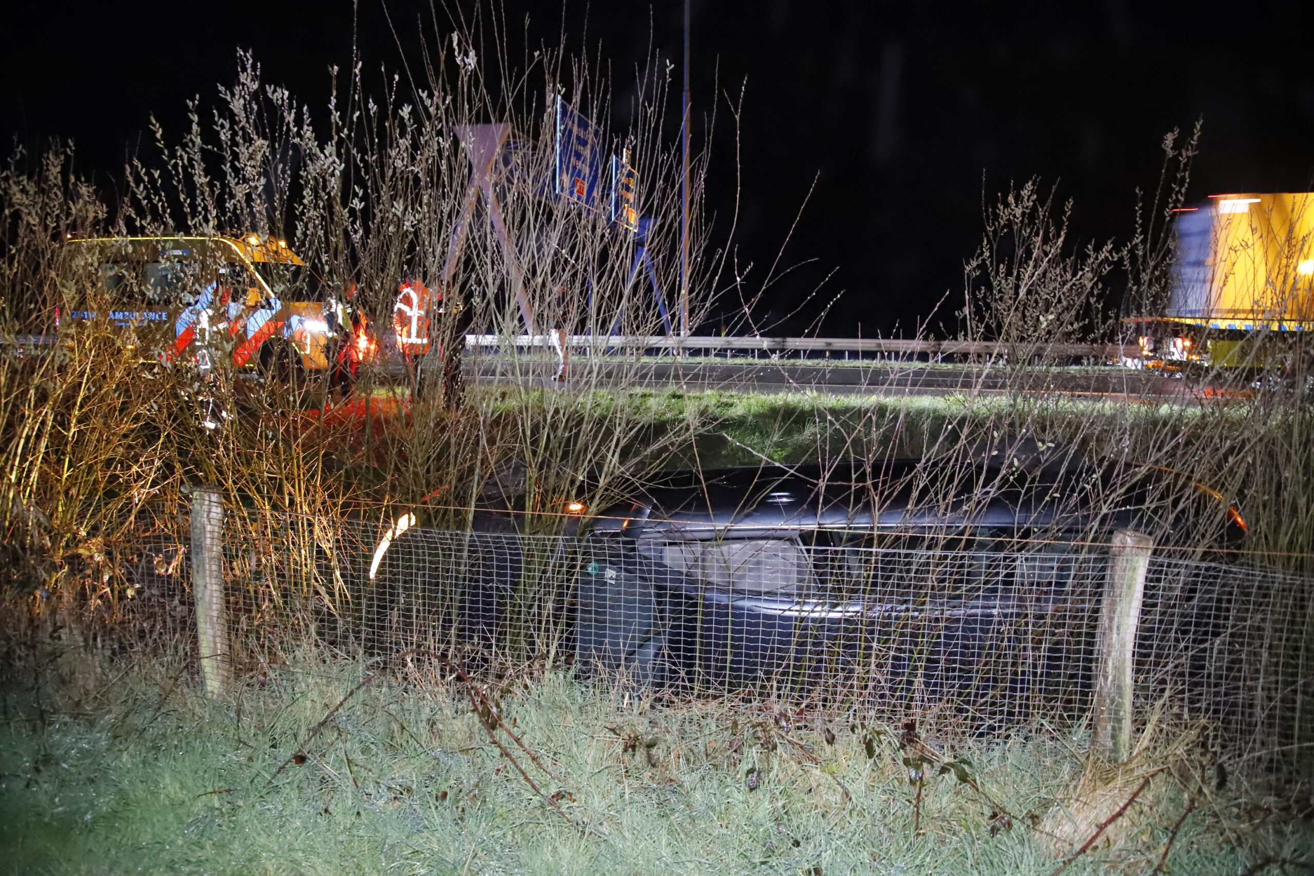 Auto komt in sloot terecht bij ongeluk