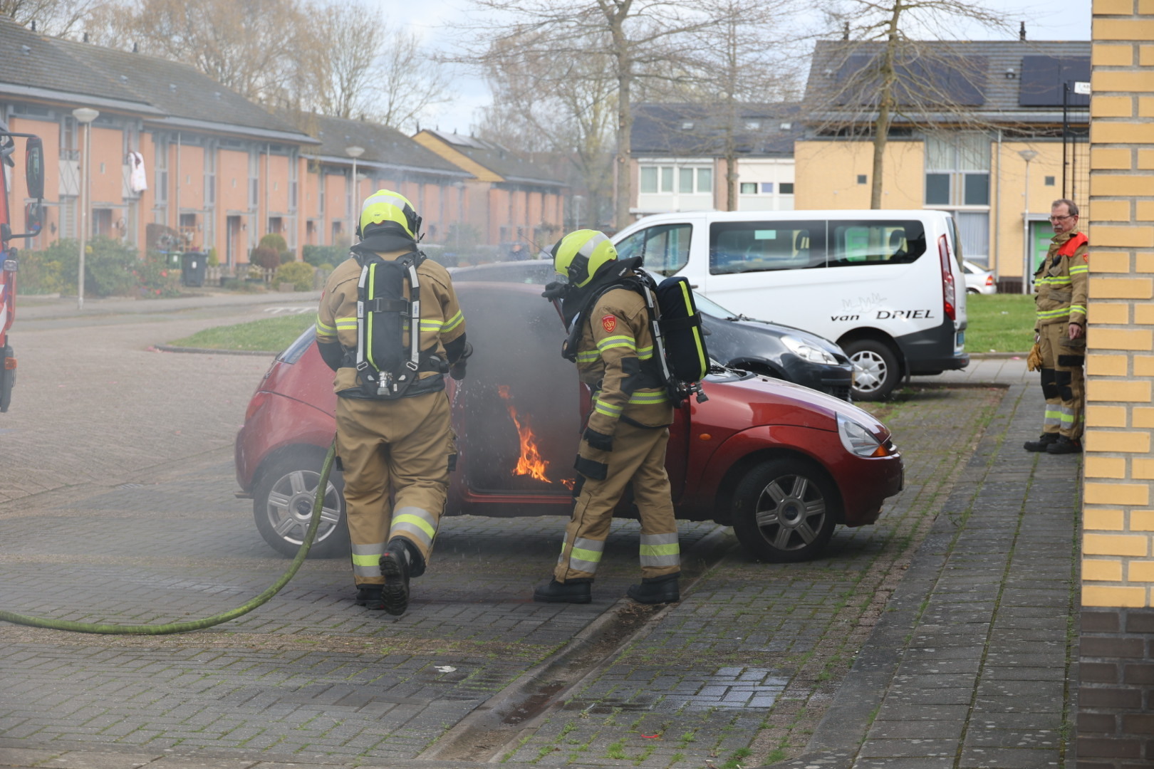 Brandweer blust autobrand, politie doet onderzoek naar oorzaak