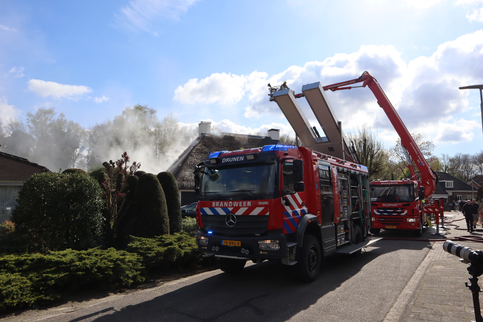 Grote brand in villa met rieten dak