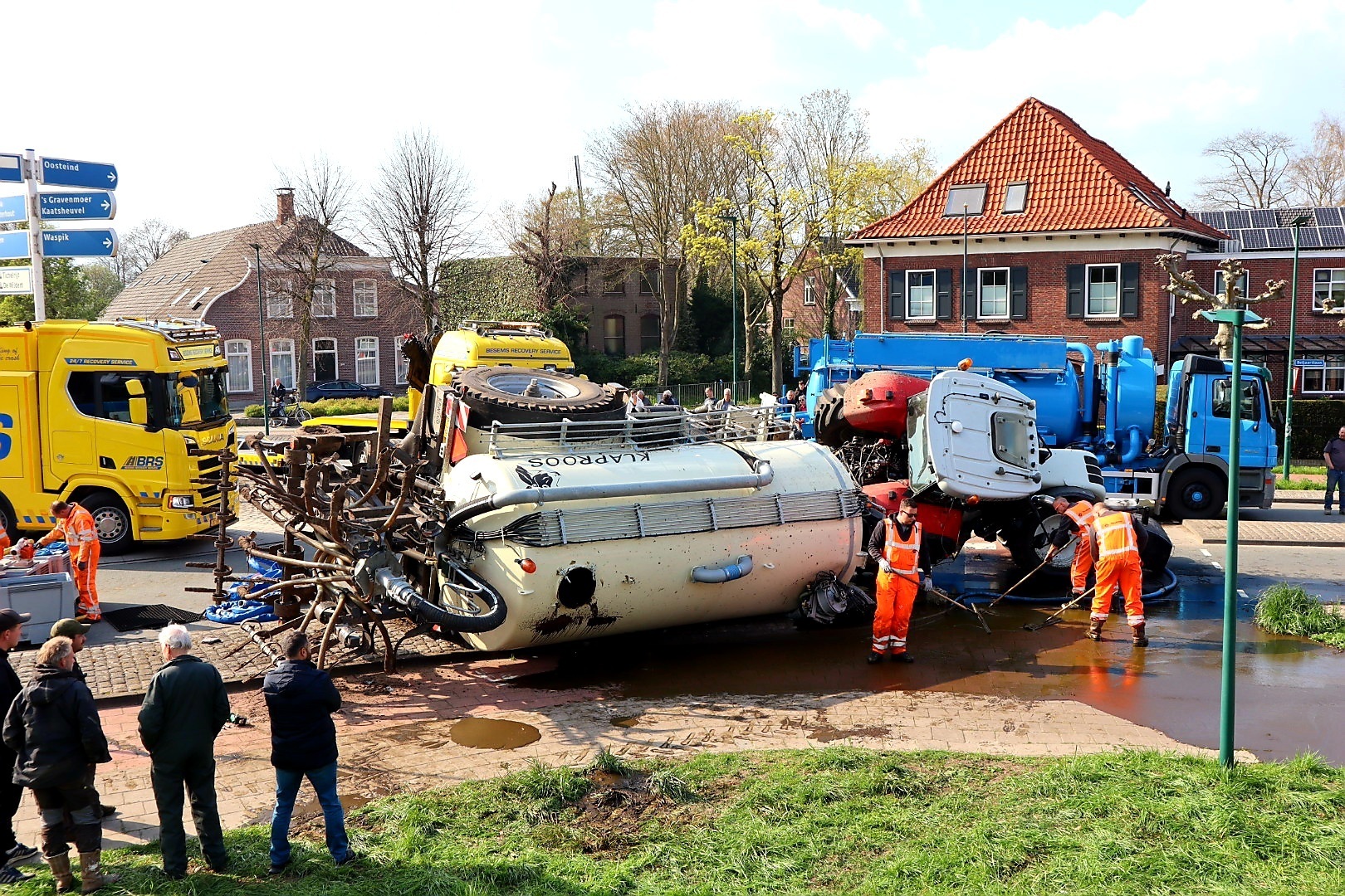 Giertank met mest gekanteld op rotonde