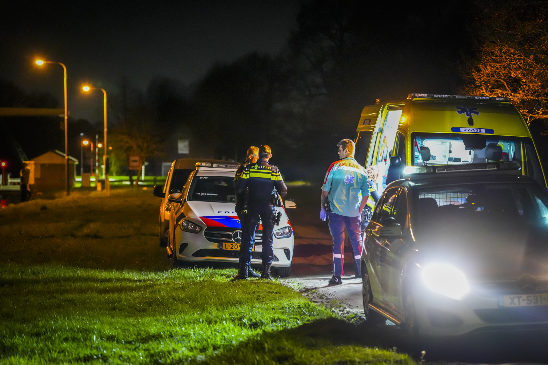 Auto rijdt kanaal in, bestuurder raakt gewond