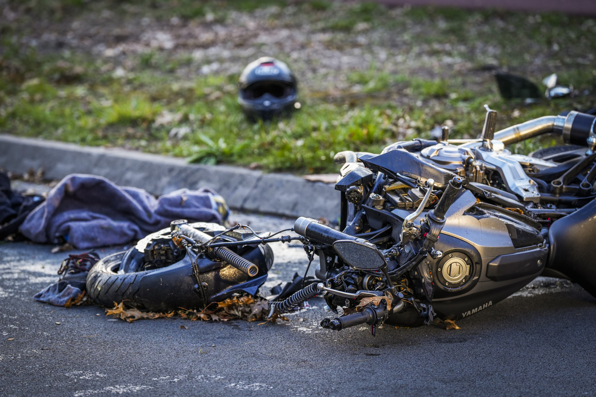 Motorrijder ernstig gewond bij botsing tegen boom