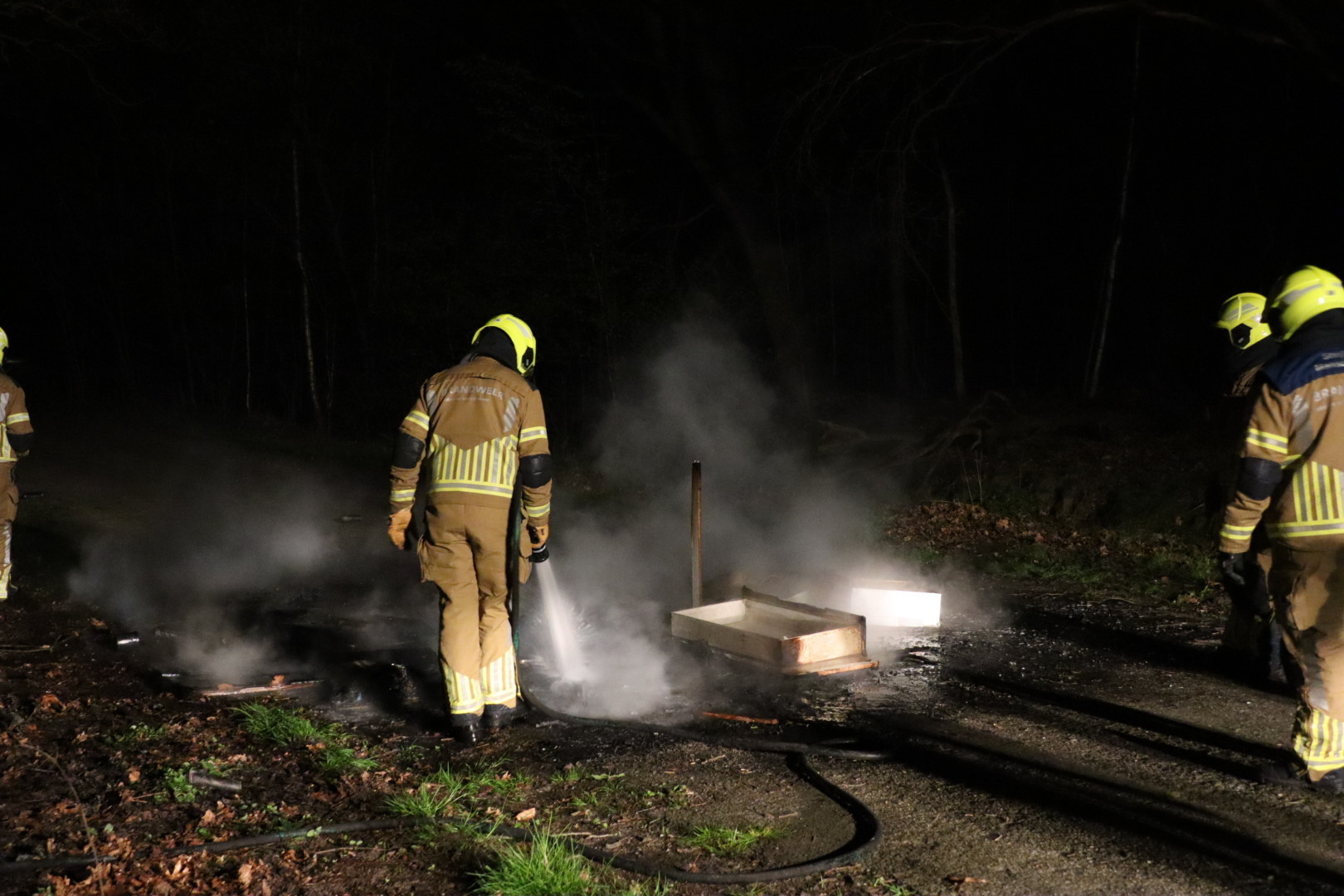 Afval gedumpt en in brand gestoken in bosgebied