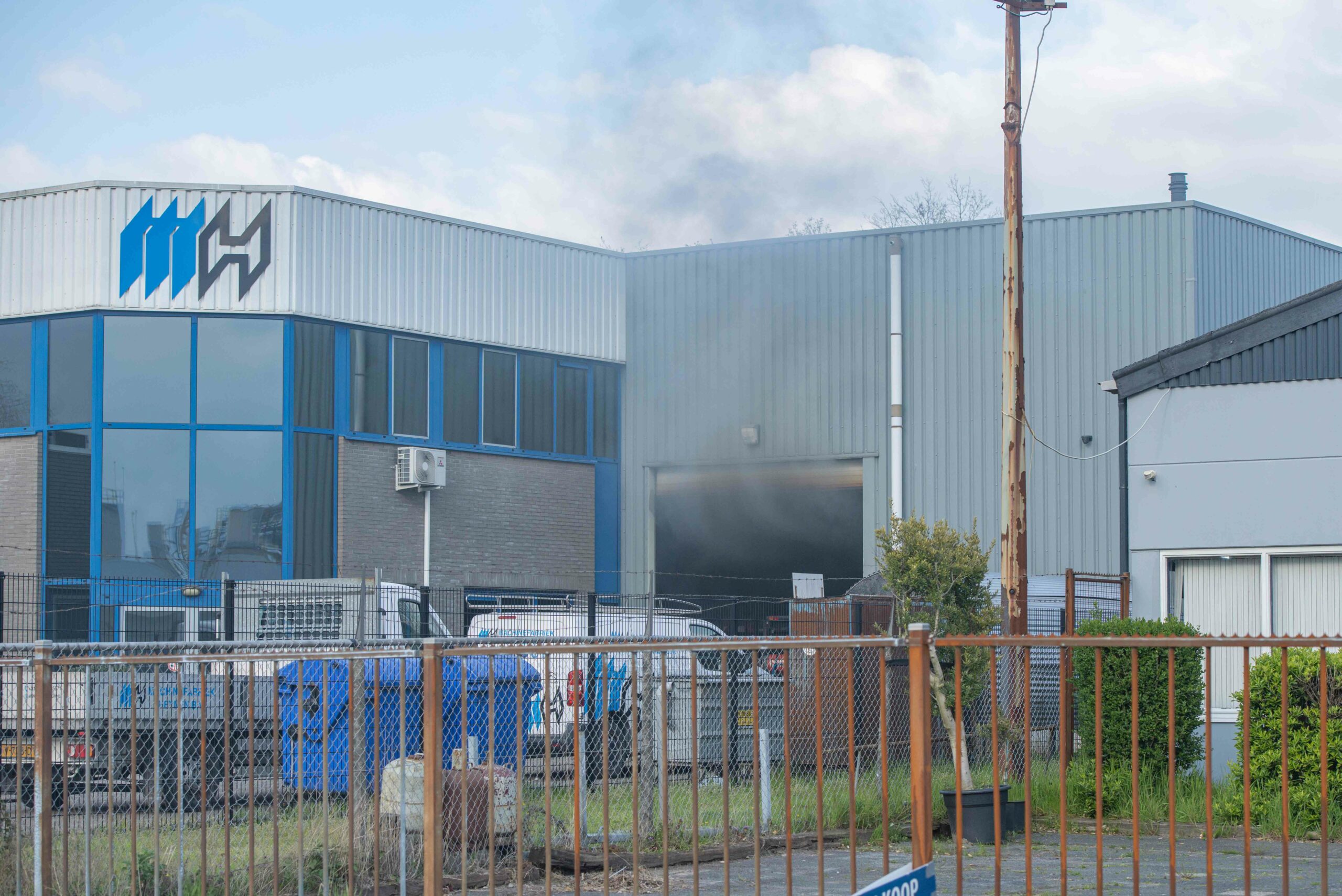 Veel rook bij brand in bedrijfspand