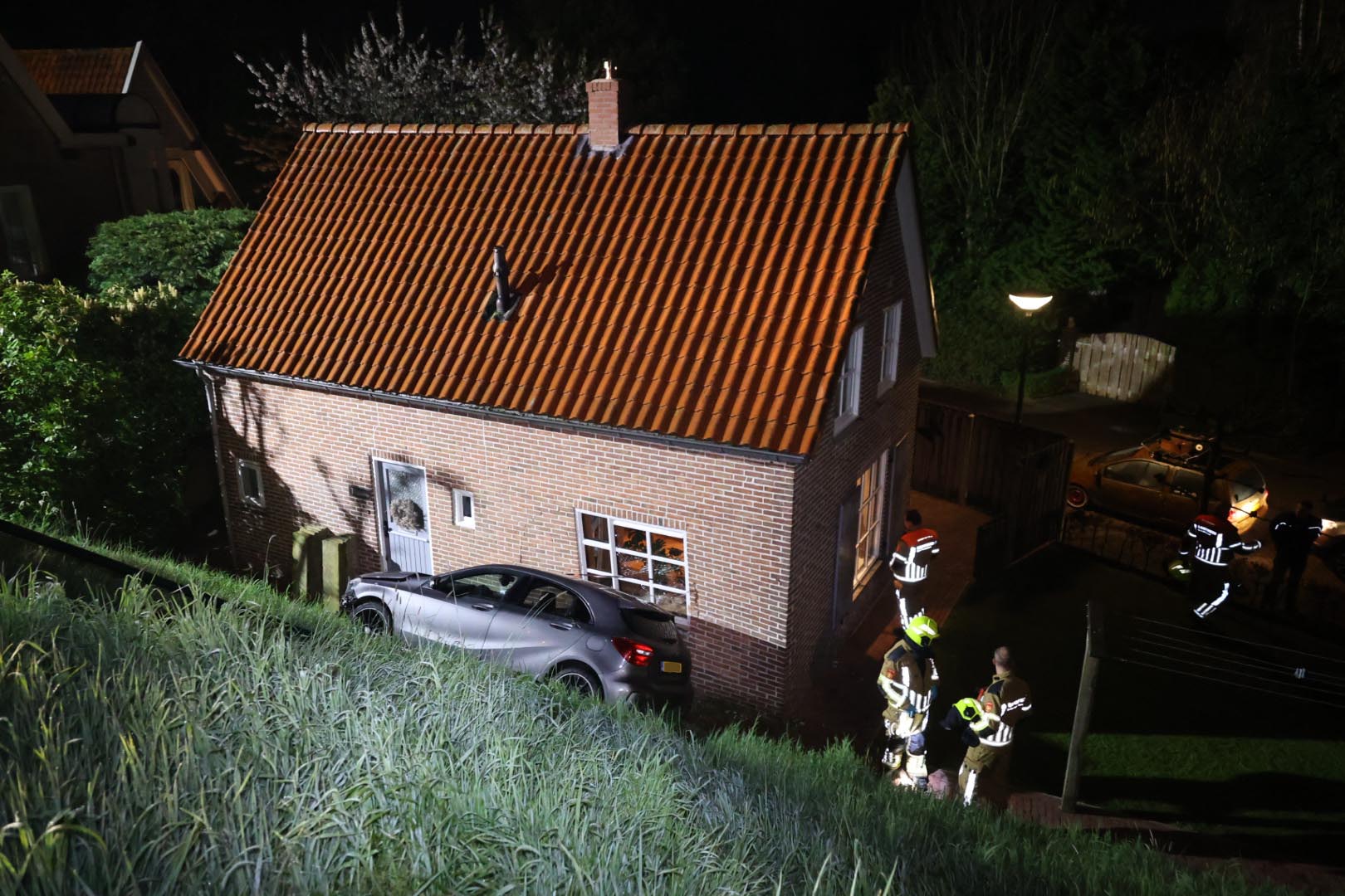 Auto crasht tegen woning waar gezin slaapt