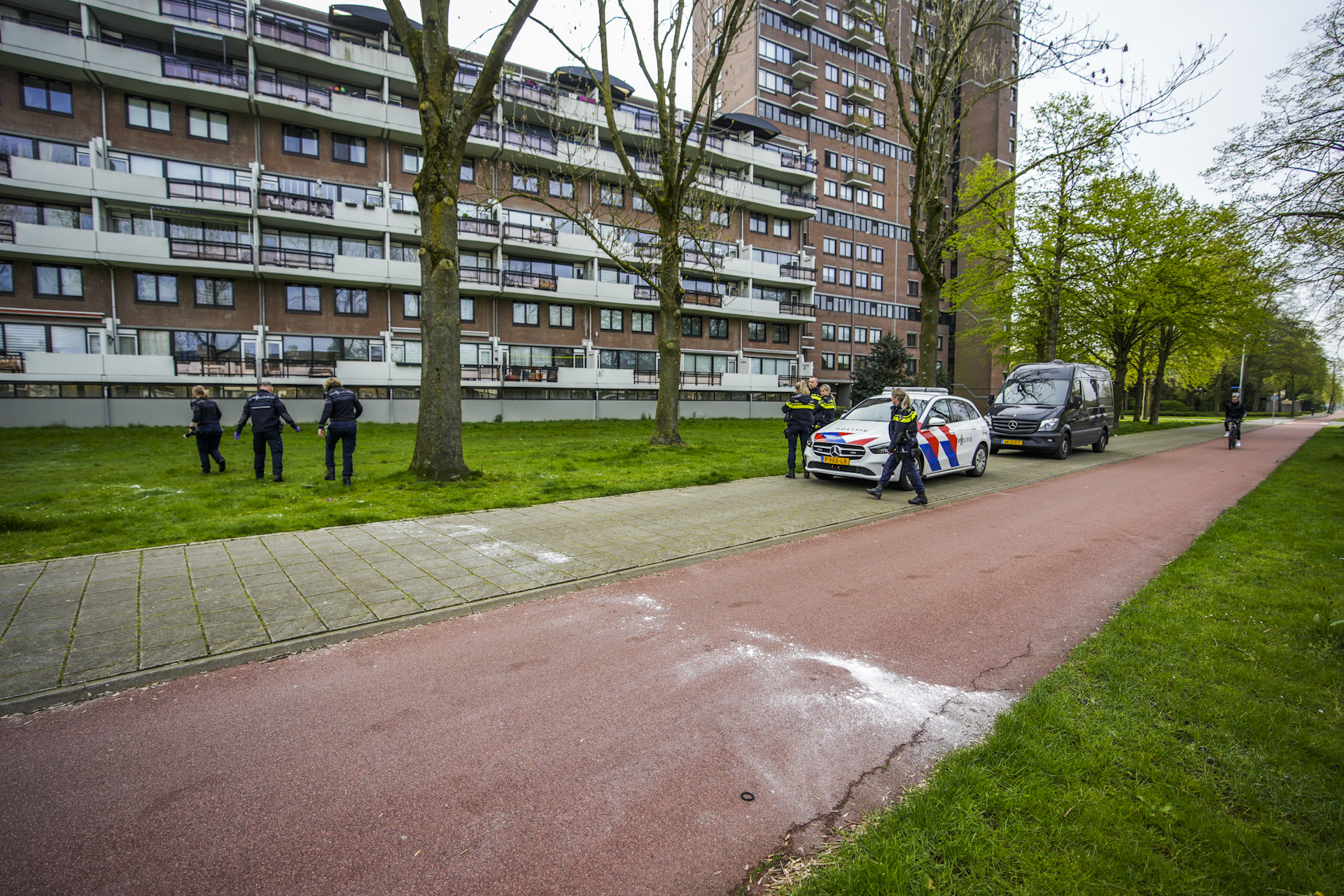Drugs spoor op straat na woningoverval, bewoner aangehouden