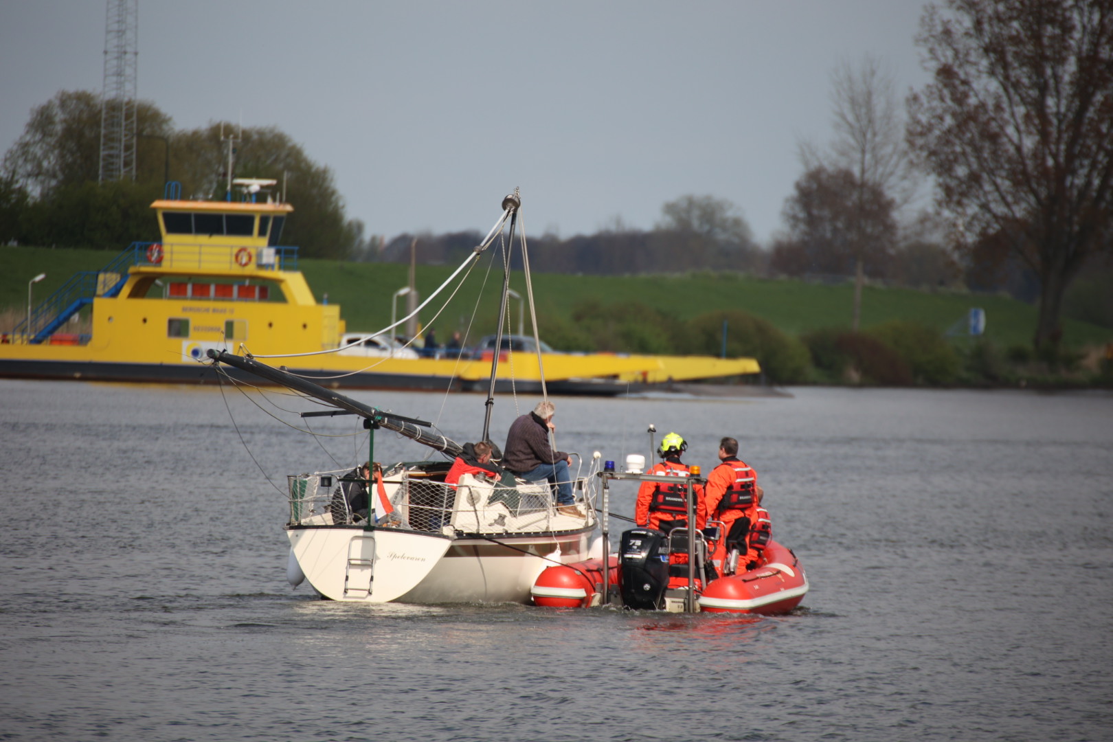 Zeilschip raakt in problemen, brandweer schiet te hulp